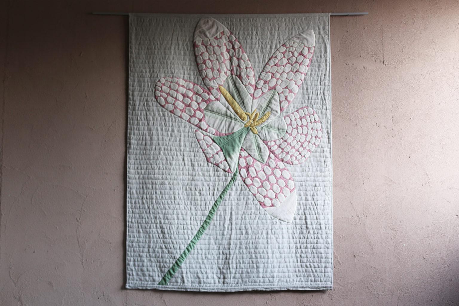 Title : Flower
Japan / 2021s 
Size : W 1970 x H 1430 mm

This quilt is made with Woven fresh linen and french linen.
Hand-quilted with cotton thread.
Hand dyed with madder, green leaf, pomegranate .


[Blue Tip atelier]

