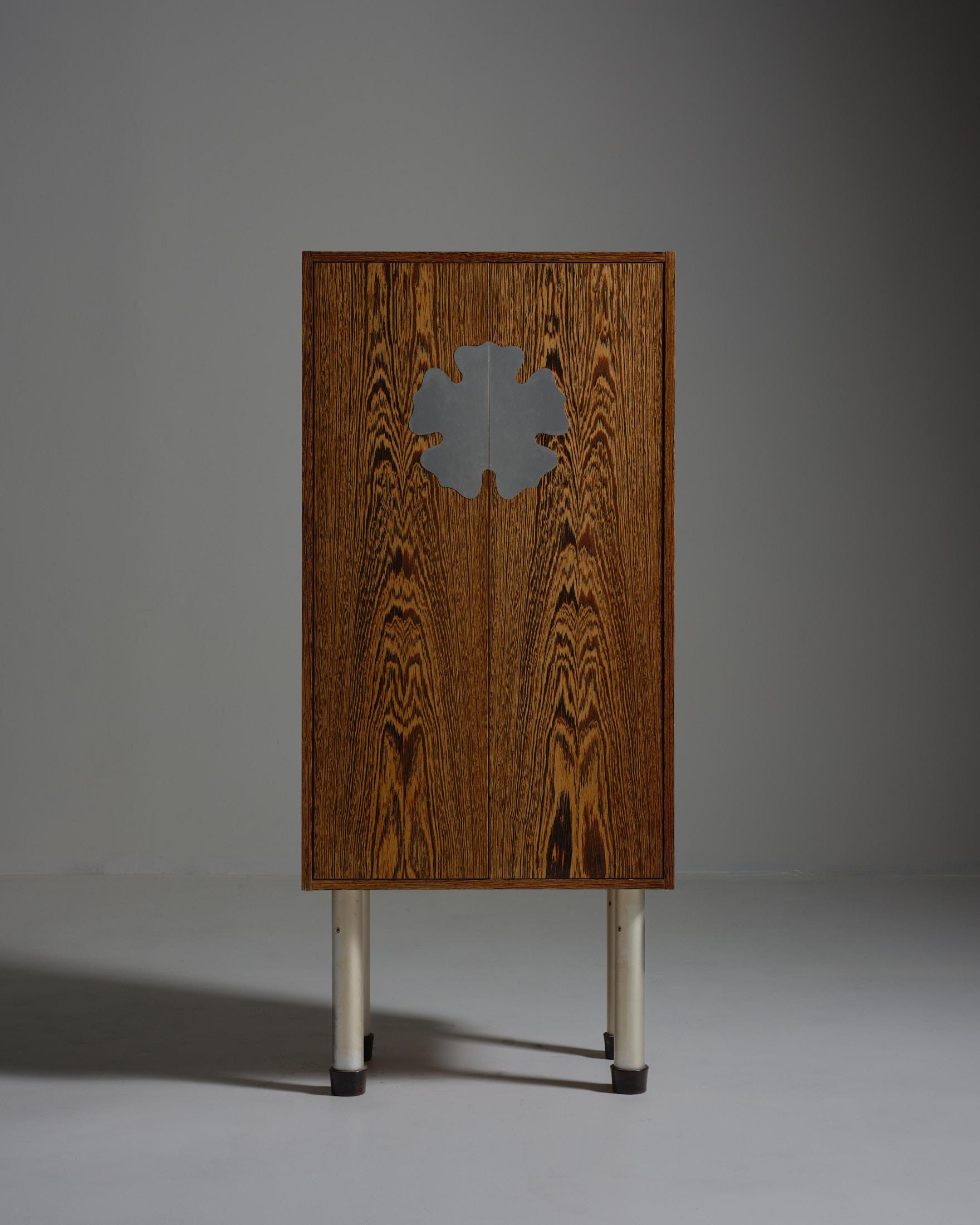 Armario para flores de Elisabeth Garouste y Mattia Bonetti en madera de zebrano y aluminio. Editado por BGH. Fabricado en Francia hacia el año 1999.