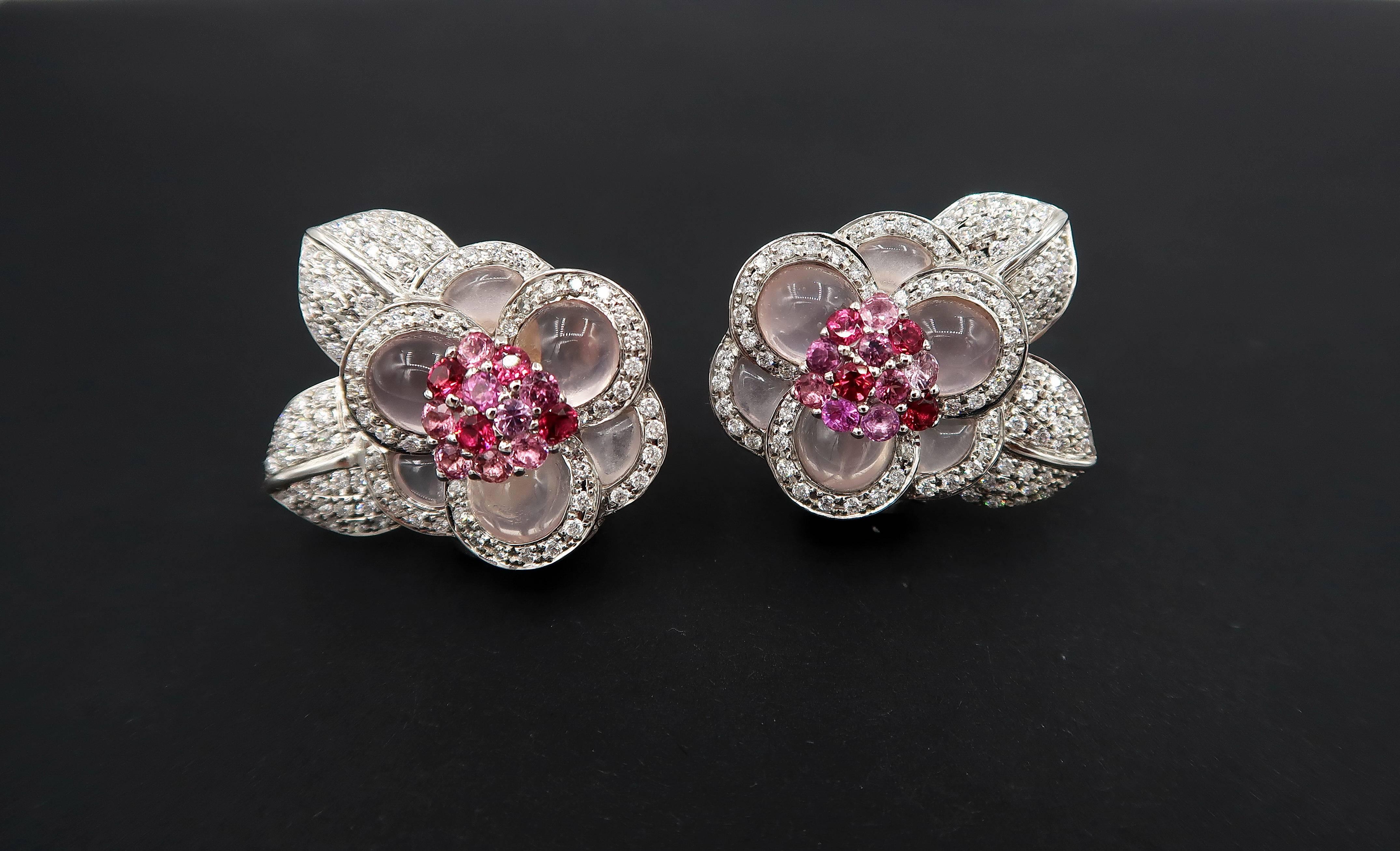 18K White Gold Flower Clip-on Earrings Embellished with Cabochon Rose Quartz, Pink Sapphire and Rhodolite

Diamond : 2.05cts.
Colour Stones : Rose Quartz, Pink Sapphire and Rhodolite 18.16cts.
Gold : 18K White Gold 28.44cts.