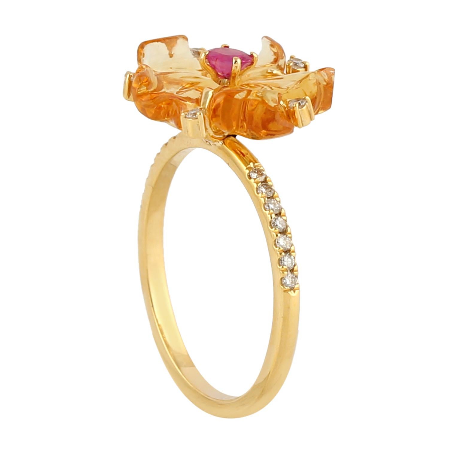Anillo Tallado Flor Con Rubí Y Diamantes De Oro Amarillo De 18k Corte mixto en venta