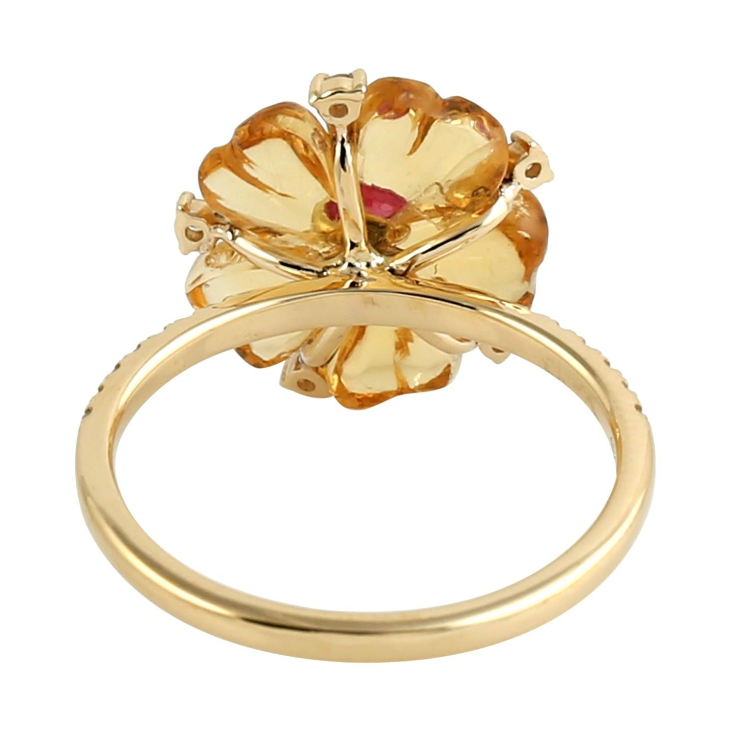 Anillo Tallado Flor Con Rubí Y Diamantes De Oro Amarillo De 18k en Nuevo estado para la venta en New York, NY