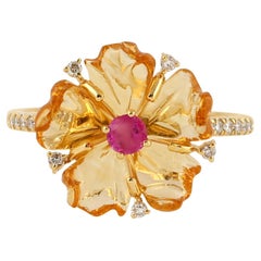 Anillo Tallado Flor Con Rubí Y Diamantes De Oro Amarillo De 18k