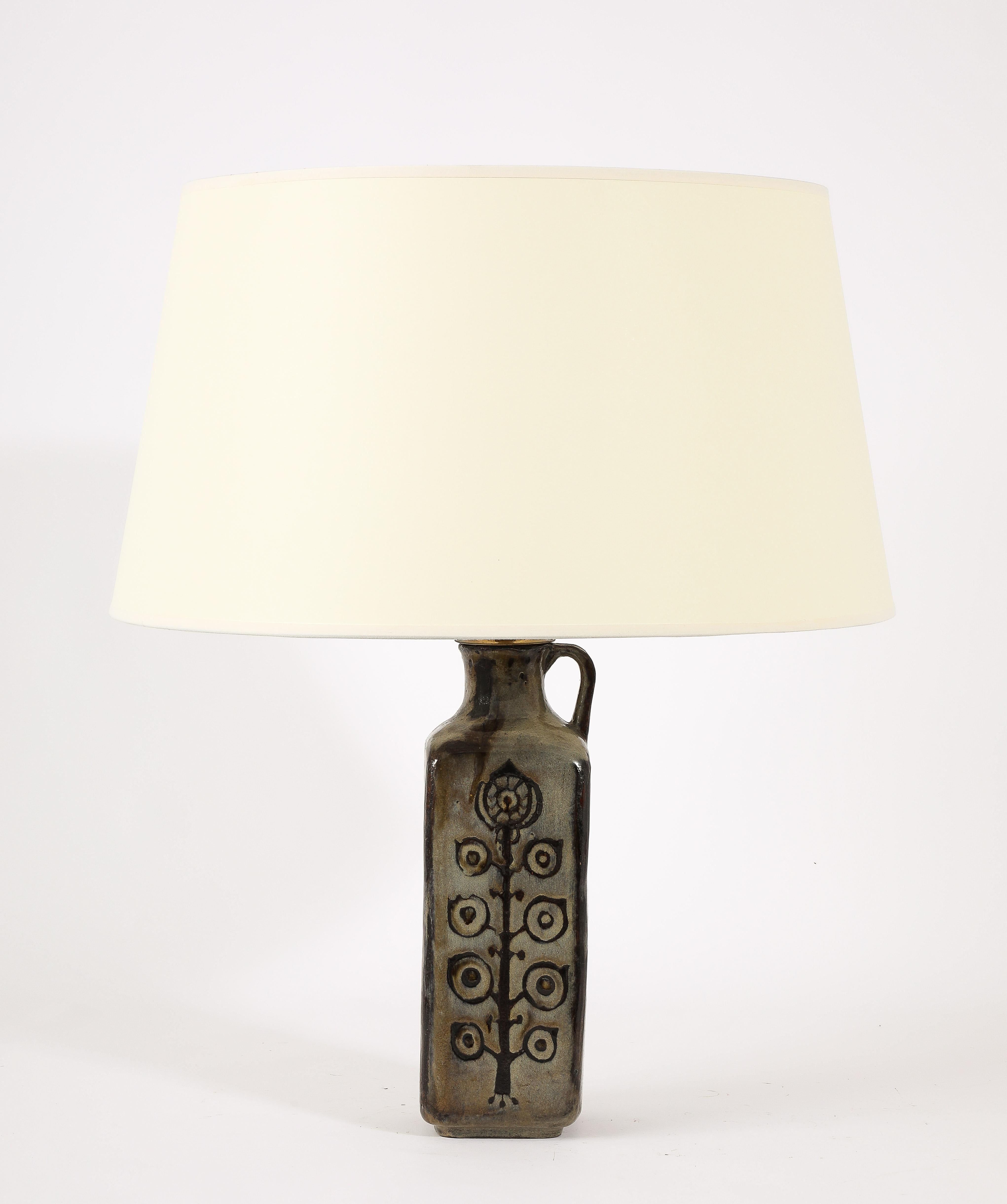 Lámpara de cerámica esmaltada de color gris claro con decoraciones florales abstractas en todos los lados.
Tamaño de la base sólo 18x4,5x4,5, como se muestra 18x26
