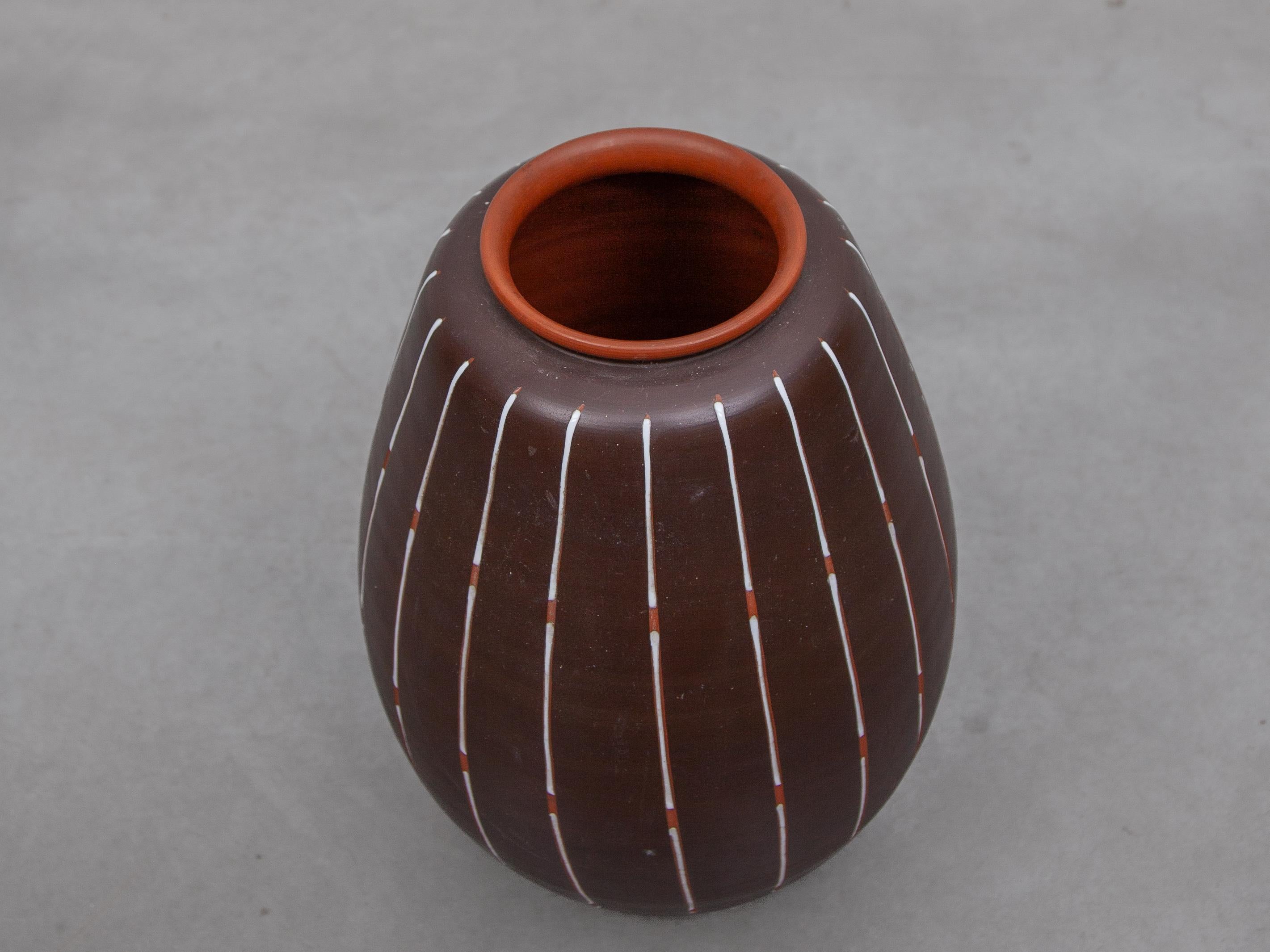 Vintage Flower Keramik Vase mit weiß glasierten vertikalen Linien teilen die Vase in schokoladenbraunen Oberflächen ein schönes Stück dekorative Kunst. signiert.