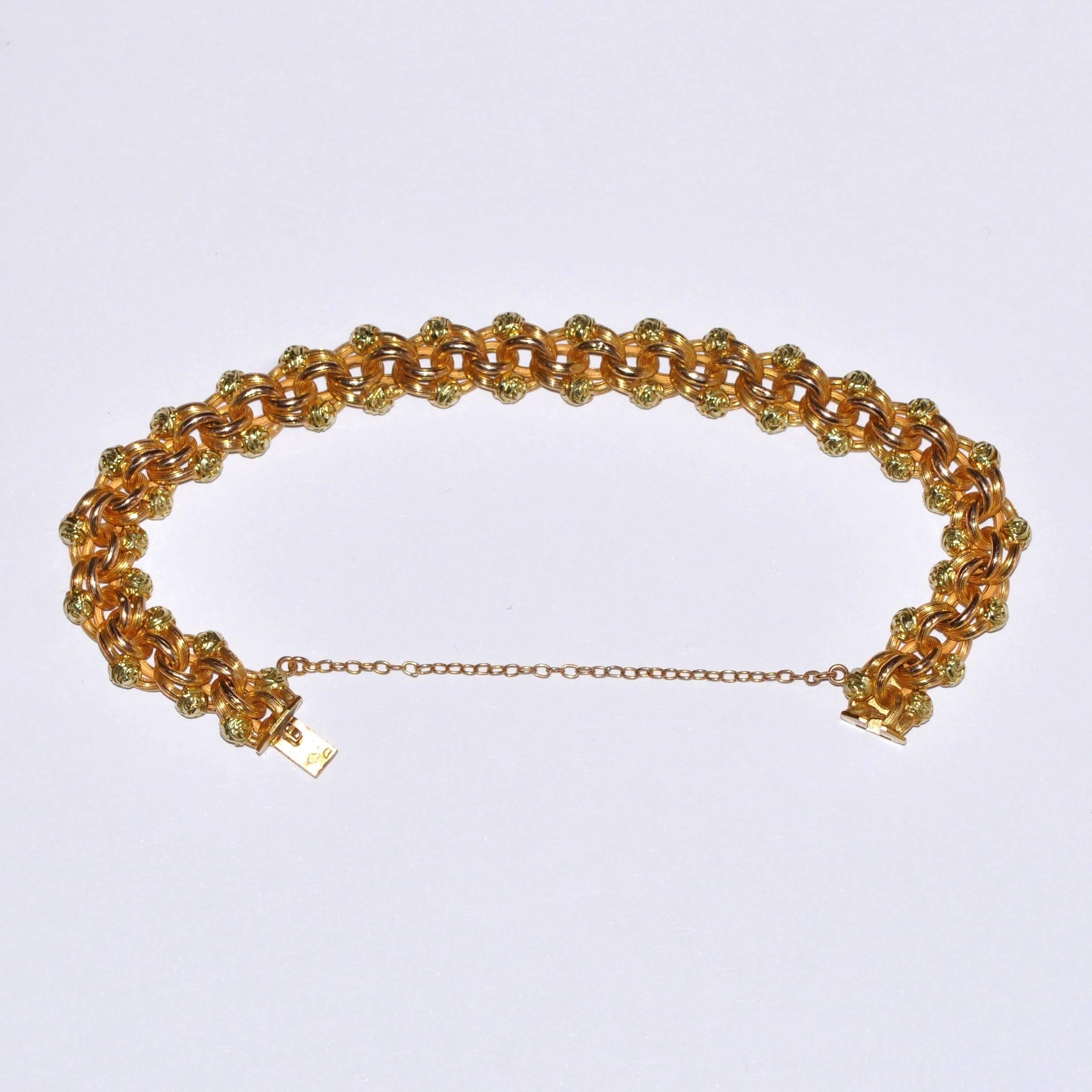 Discover this Flower Chain Yellow Gold 18 Carat Bracelet.
Yellow Gold 18 Carat Flower decor
Security Chain 
Yellow Gold Clasp
