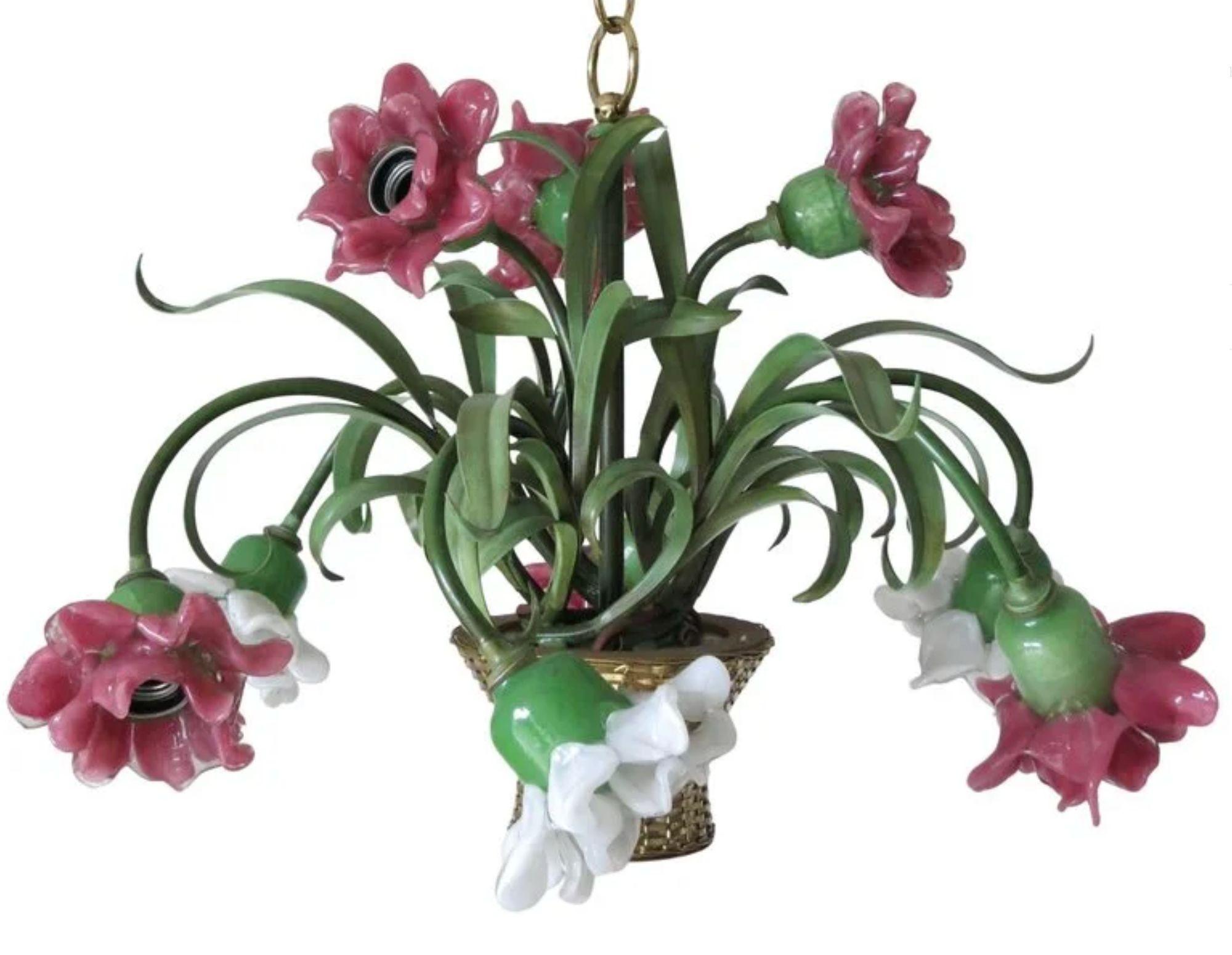 Encantadora lámpara de araña italiana vintage de Banci Firenze, con delicadas flores de cristal de Murano elaboradas mediante la técnica tradicional de pasta de vidrio. El diseño se complementa con una cesta de hierro dorado con largas hojas