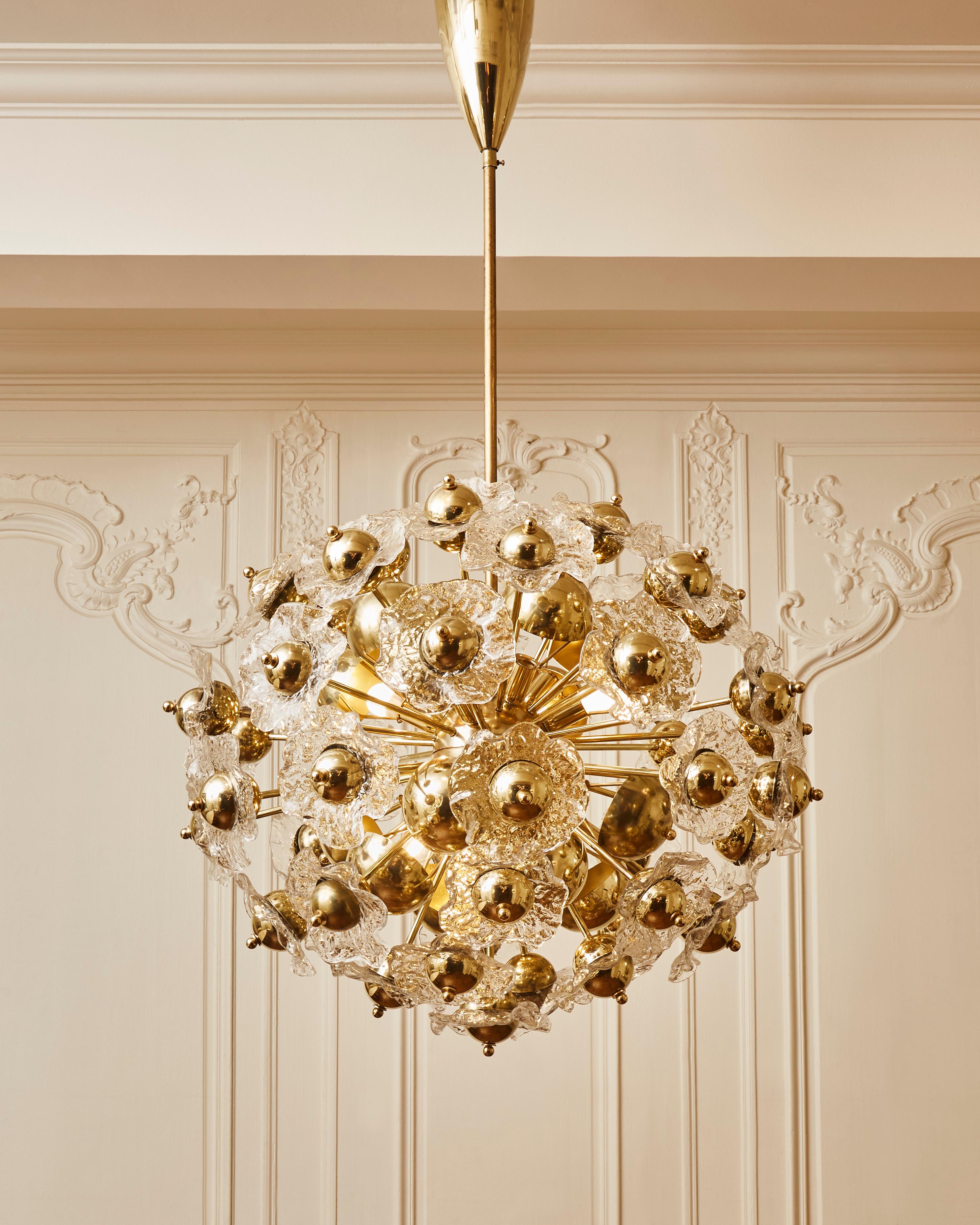 Stunning chandelier in brass with sculpted and carved Murano glass 