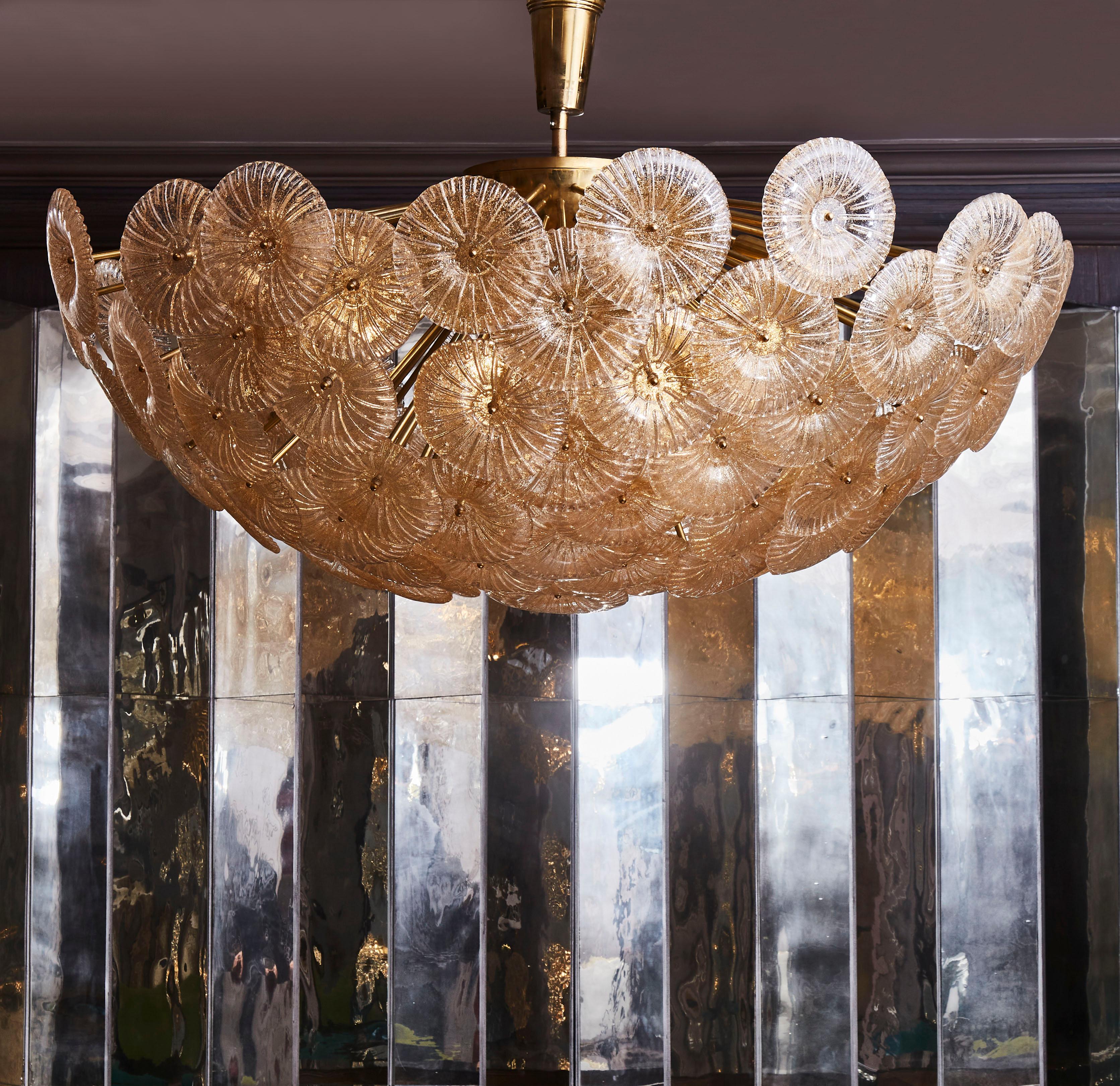 Lampadario a mezzo sputnik in ottone e vetro di Murano scolpito 