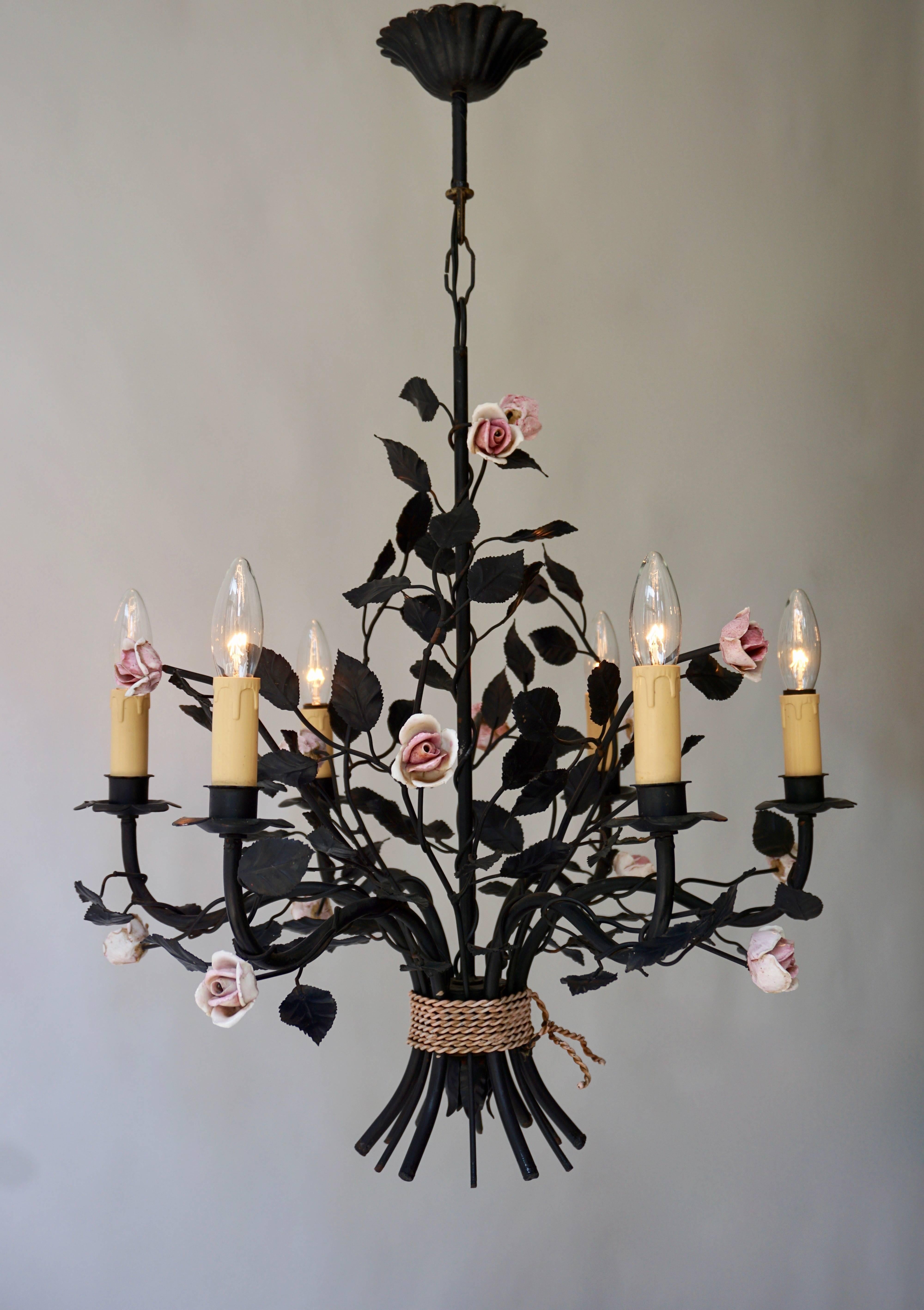 Italian chandelier with porcelain flowers.
The light requires six single E14 screw fit lightbulbs (60Watt max.) LED compatible.

Measures: 
Diameter 57 cm.
Height fixture 60 cm.
Total height with the chain 80 cm.