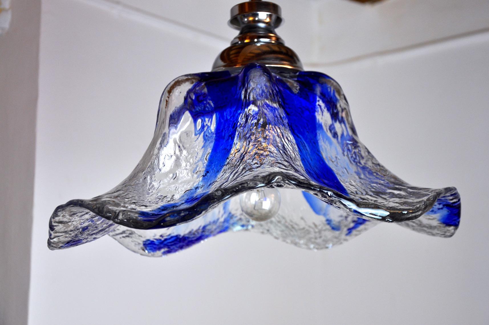 Flower Chandelier Murano Mazzega Blue Glass Italy 1970 In Good Condition For Sale In BARCELONA, ES