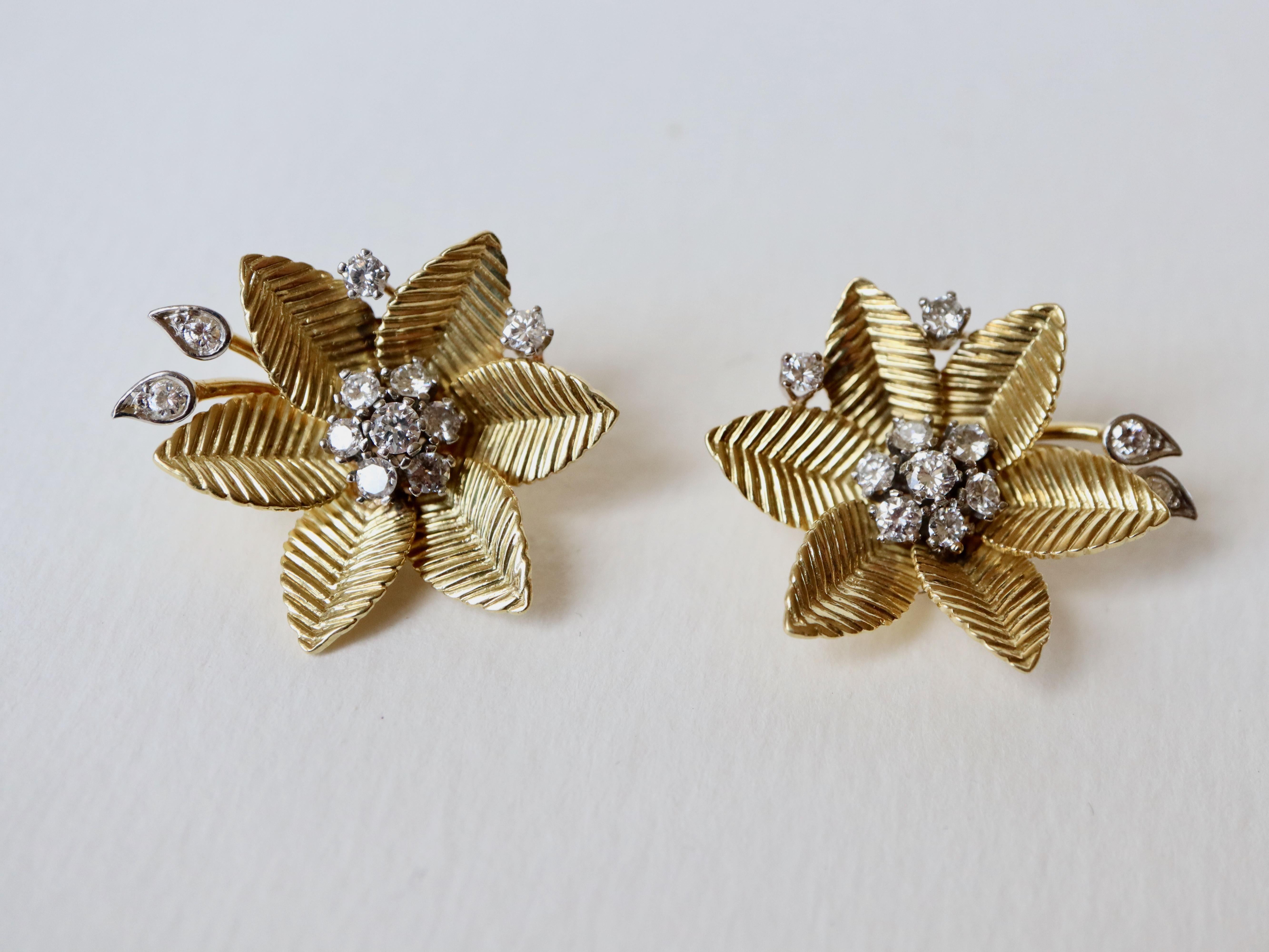 Flower Clip Earrings 18 Karat Yellow Gold  and Diamonds Pistil, 1950s For Sale 1