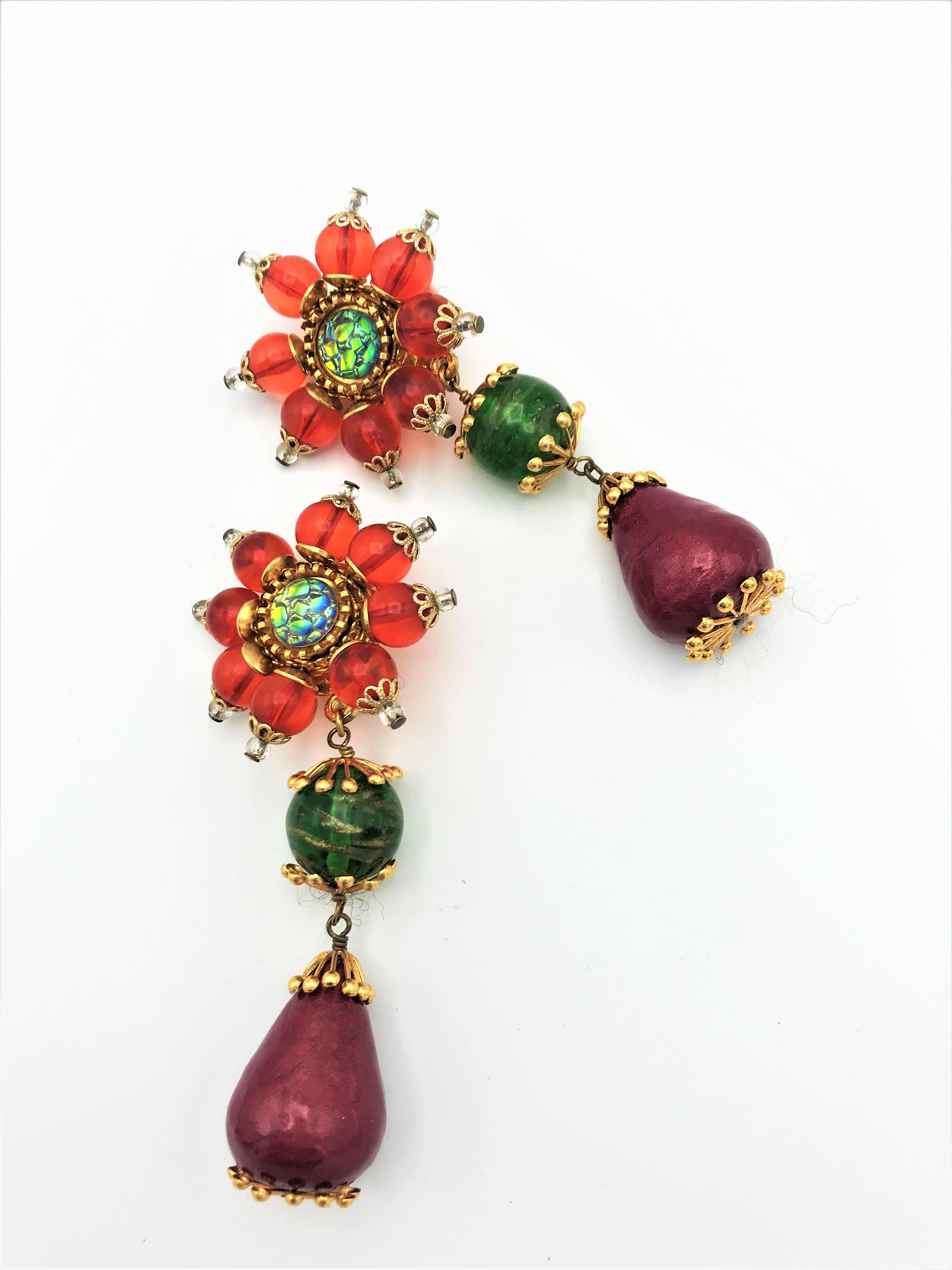 SHOULDER - DUSTER EARRINGS ARE TRENDING  - here's why....

Whether you're a minimalist or maximalist drop earring are the ultimativ one and - done Jewel as seen on the red carpet. 
Very decorative 3-part and movable ear clip by Christian Lacroix