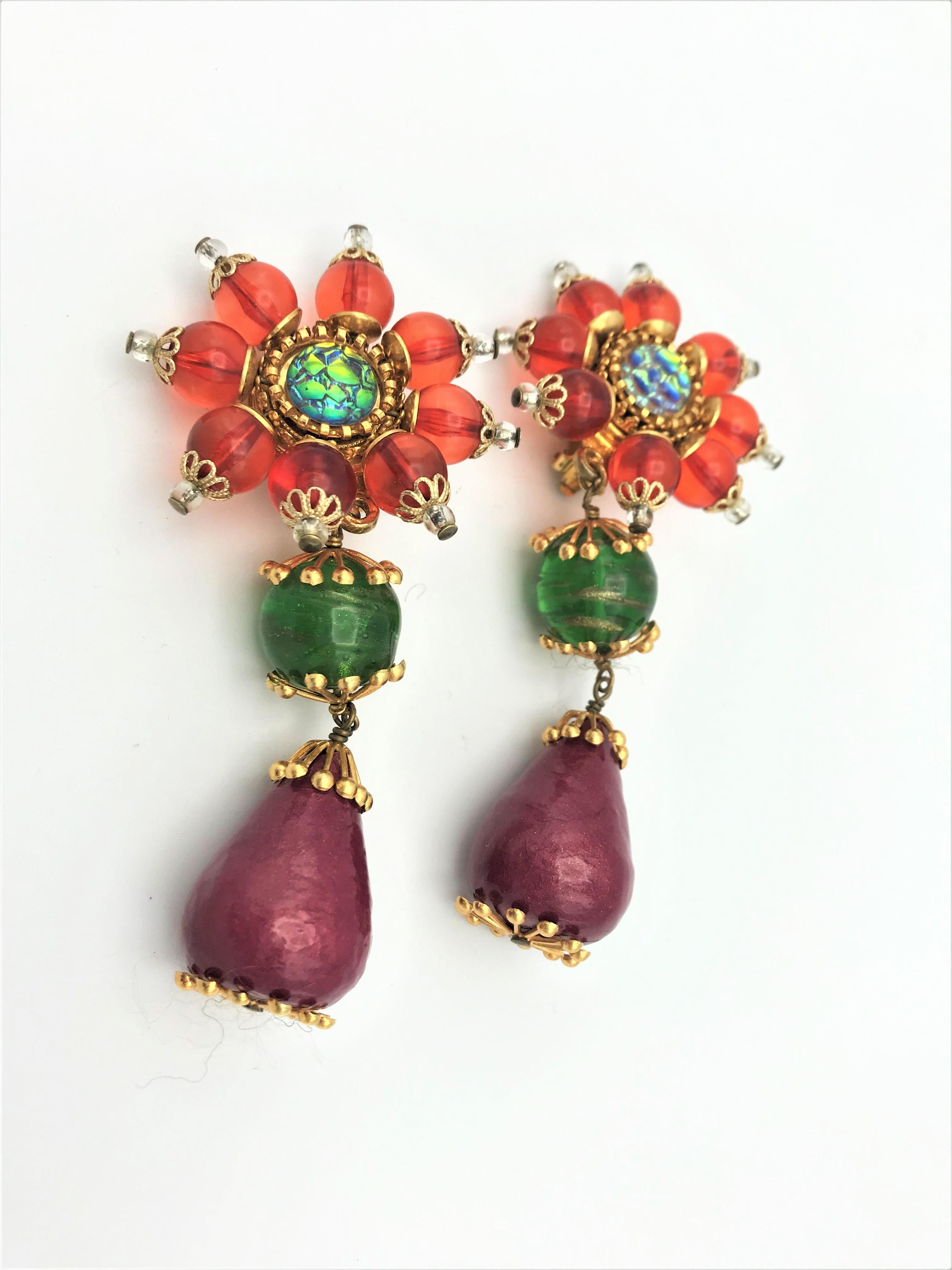 Orecchino a clip con fiore di Christian Lacroix a Paris, resina  1990s In condizioni buone in vendita a Stuttgart, DE