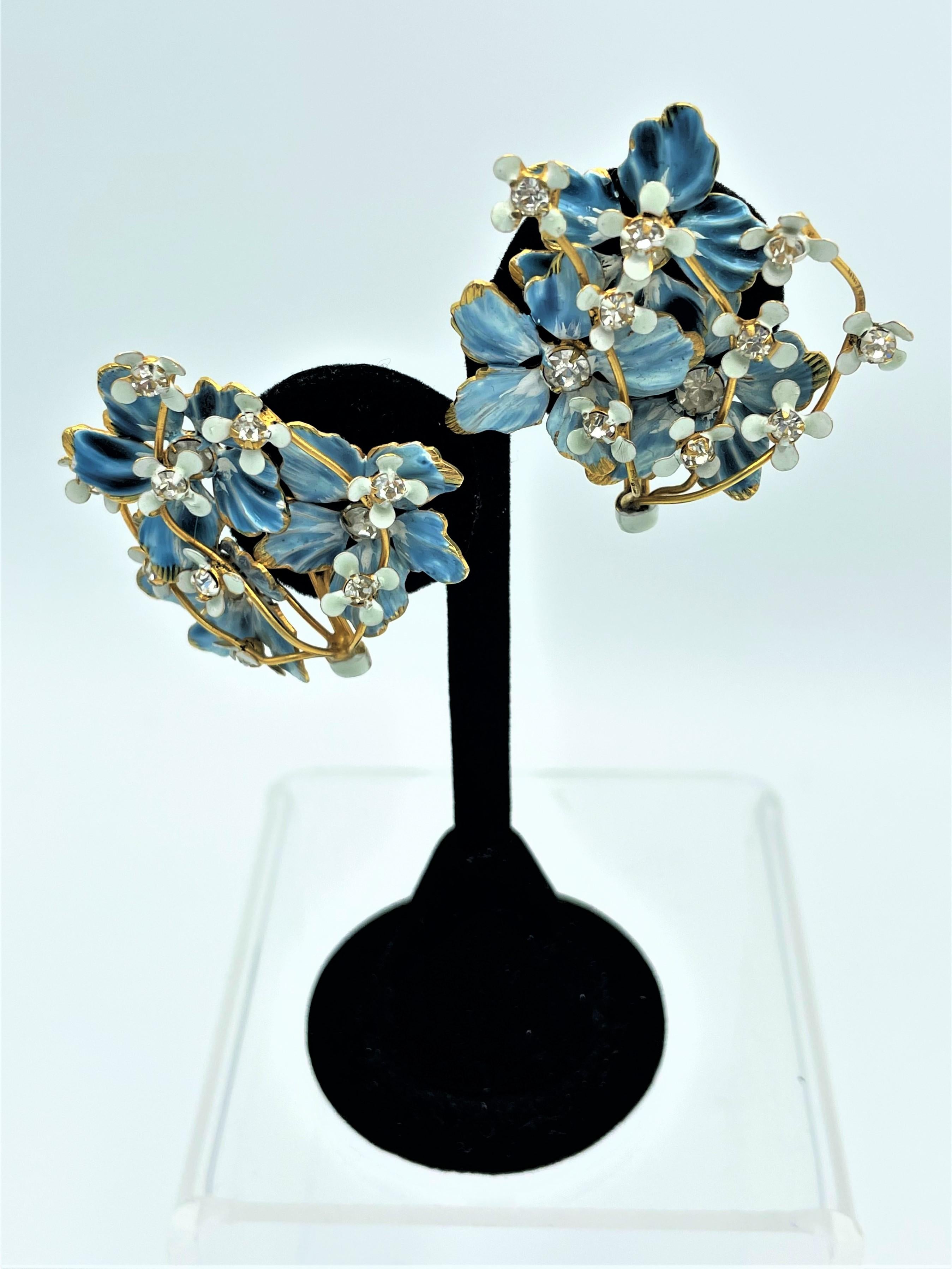 Blumenblumen-Ohrring mit Clip, vergoldet und emailliert von Sandor USA  1950er Jahre   Damen im Angebot