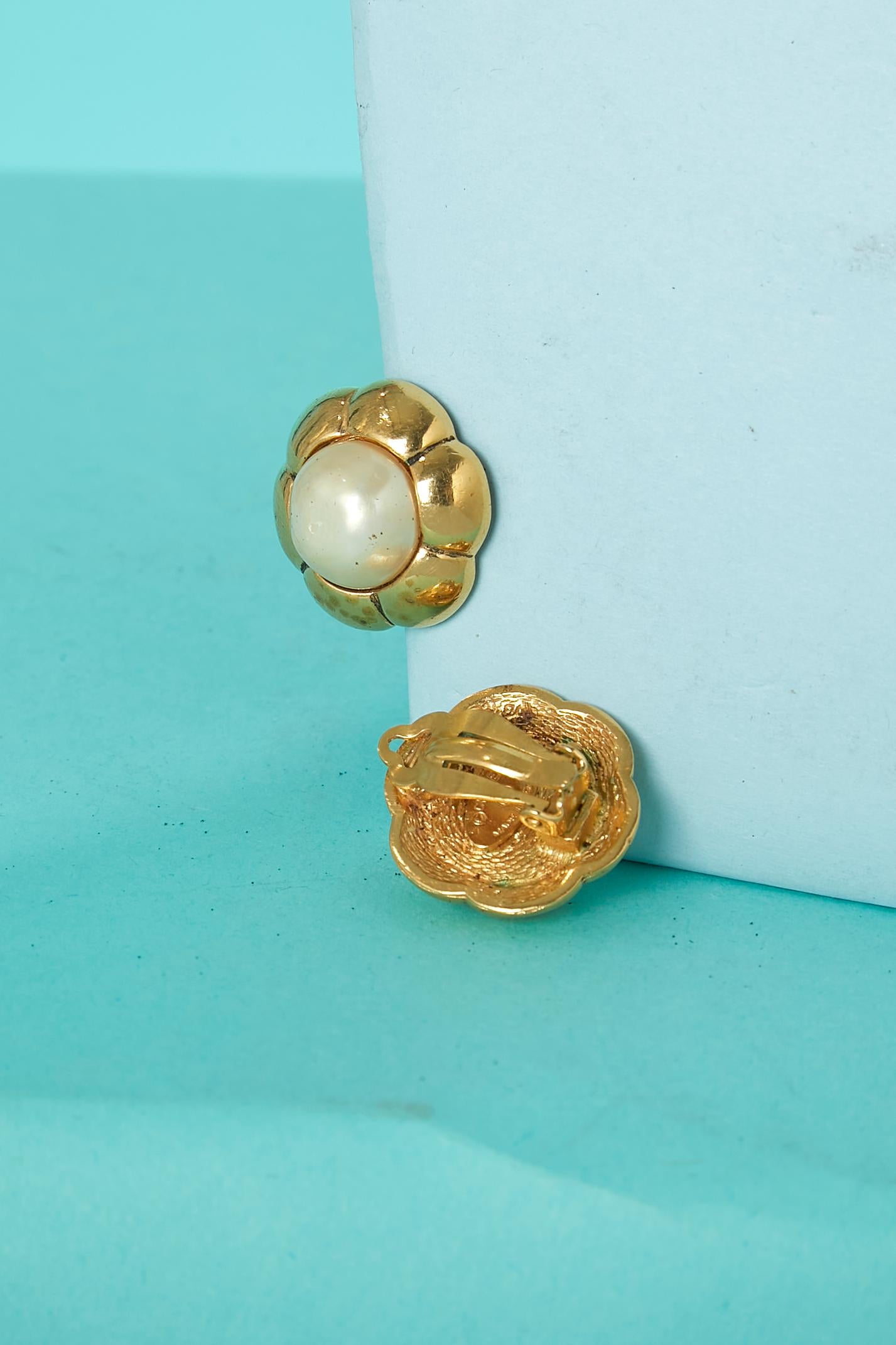 Flower clip-on earring in gold metal and pearls. 
Diameter = 2,5 cm 