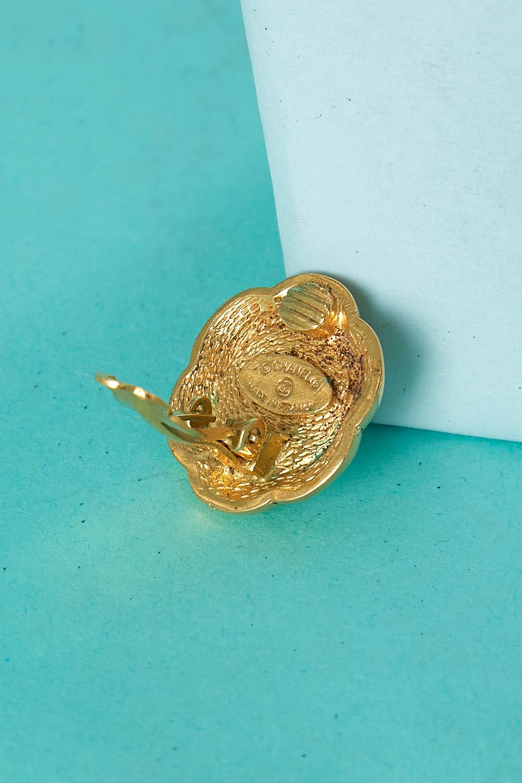 Blumen-Ohrring mit Clip aus Goldmetall und Perlen Chanel ca. 1970er Jahre  (Zeitgenössisch) im Angebot
