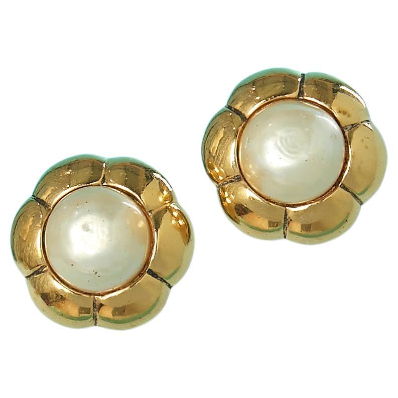 Flower clip-on earring in gold metal and pearls Chanel Circa 1970's 