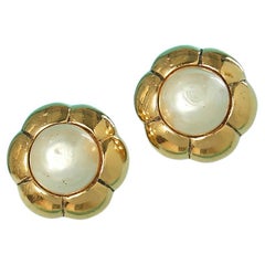 Flower clip-on earring in gold metal and pearls Chanel Circa 1970's 