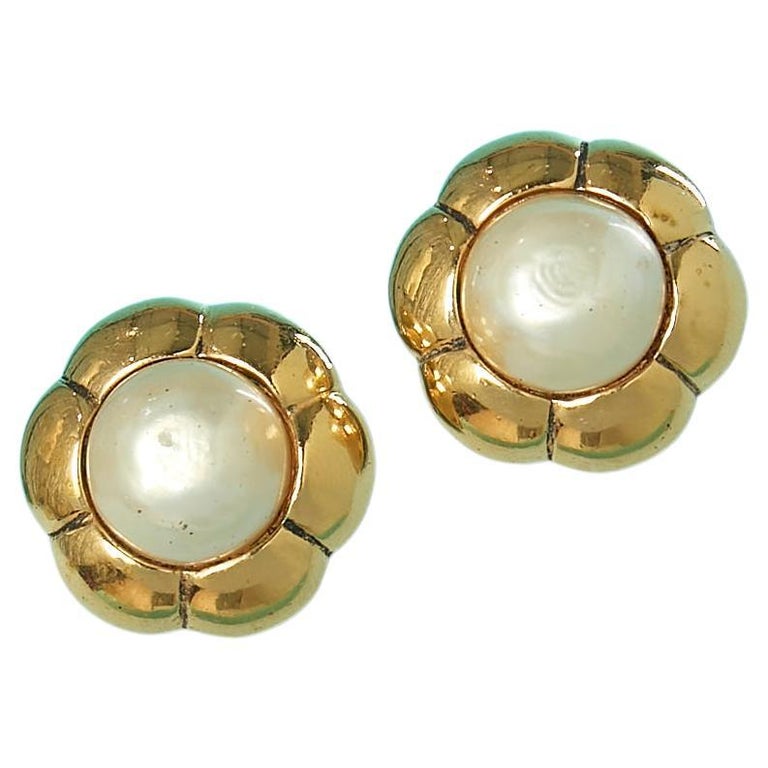Flower clip-on earring in gold metal and pearls Chanel Circa 1970's