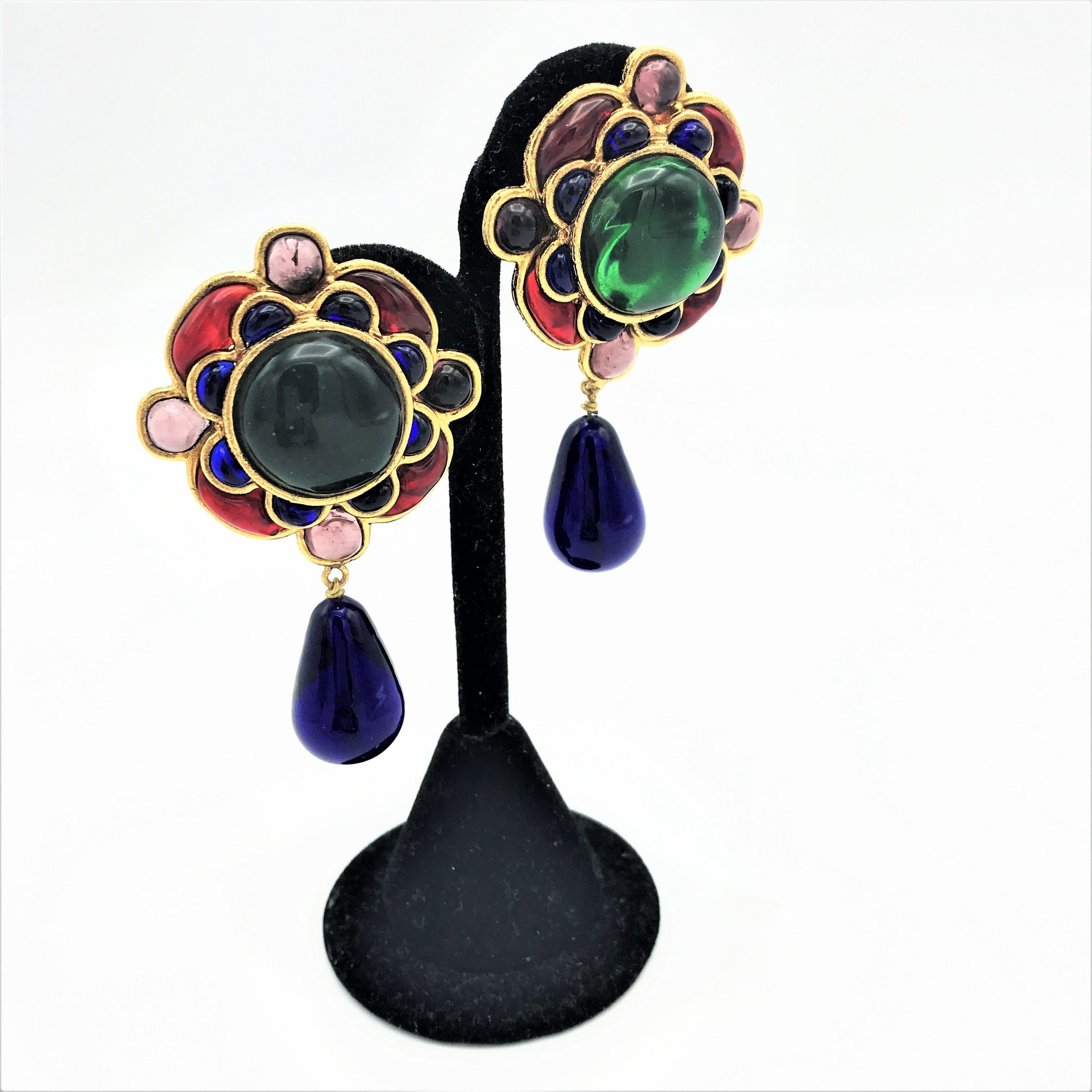 Flower clip-on earring in the styl of Chanel gilded metal polychrome glass past  For Sale 6