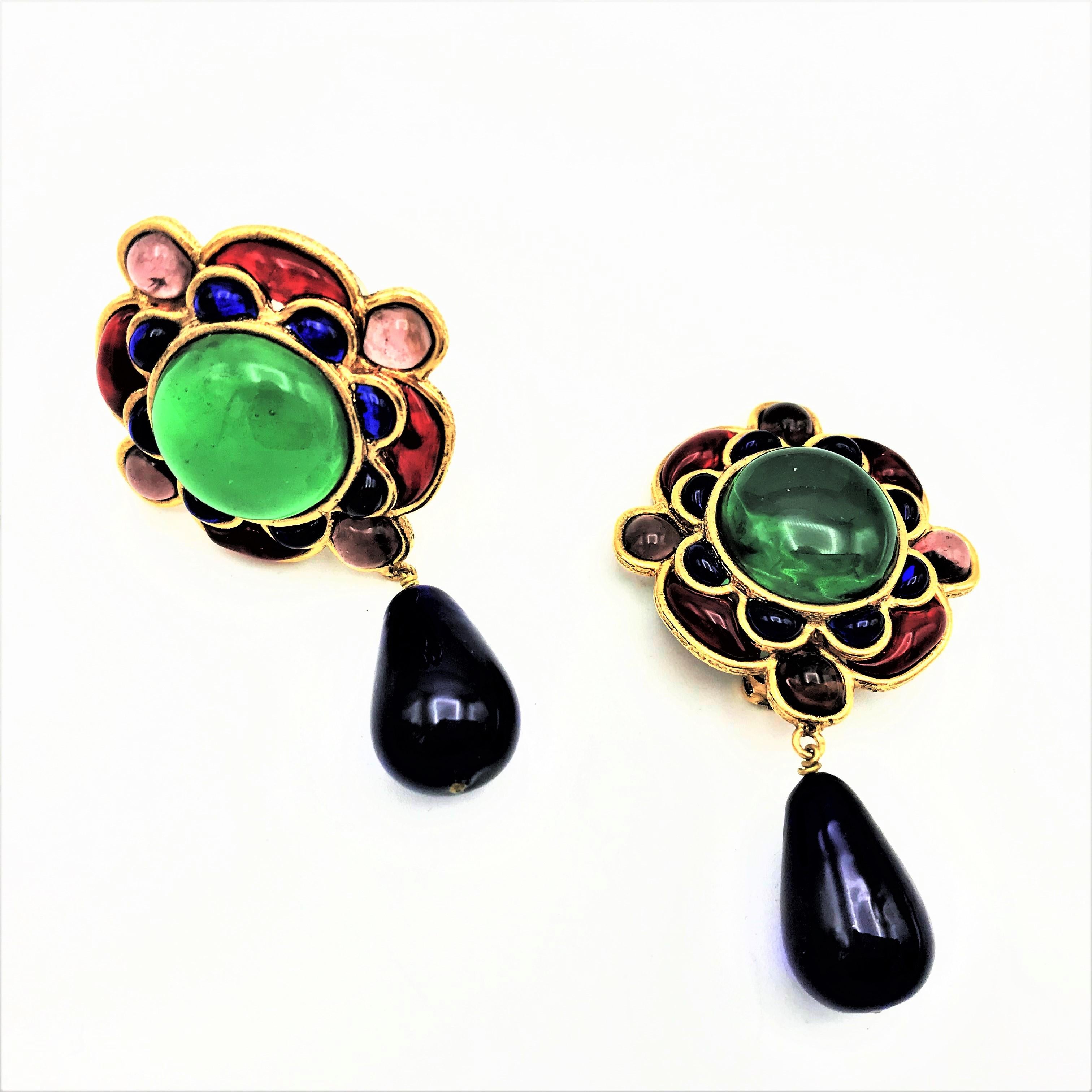 A new Flower drop clip-on earring in the styl of Chanel gilded metal polychrome glass past in green, blue, red and light purple . Unsigned.
Measurement: Full length 6,5 cm, flower 3,8 cm x 3,8 cm, blue glass trop 2 cm. Very good condition. 
