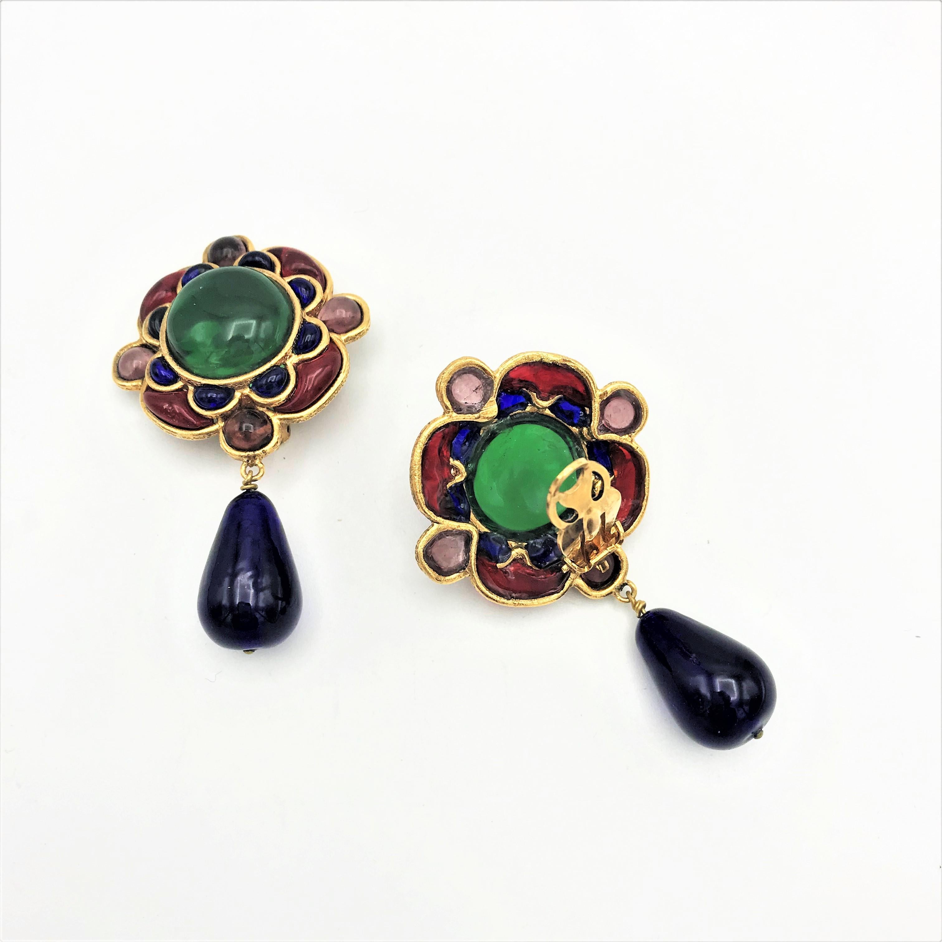 Flower clip-on earring in the styl of Chanel gilded metal polychrome glass past  In Excellent Condition For Sale In Stuttgart, DE
