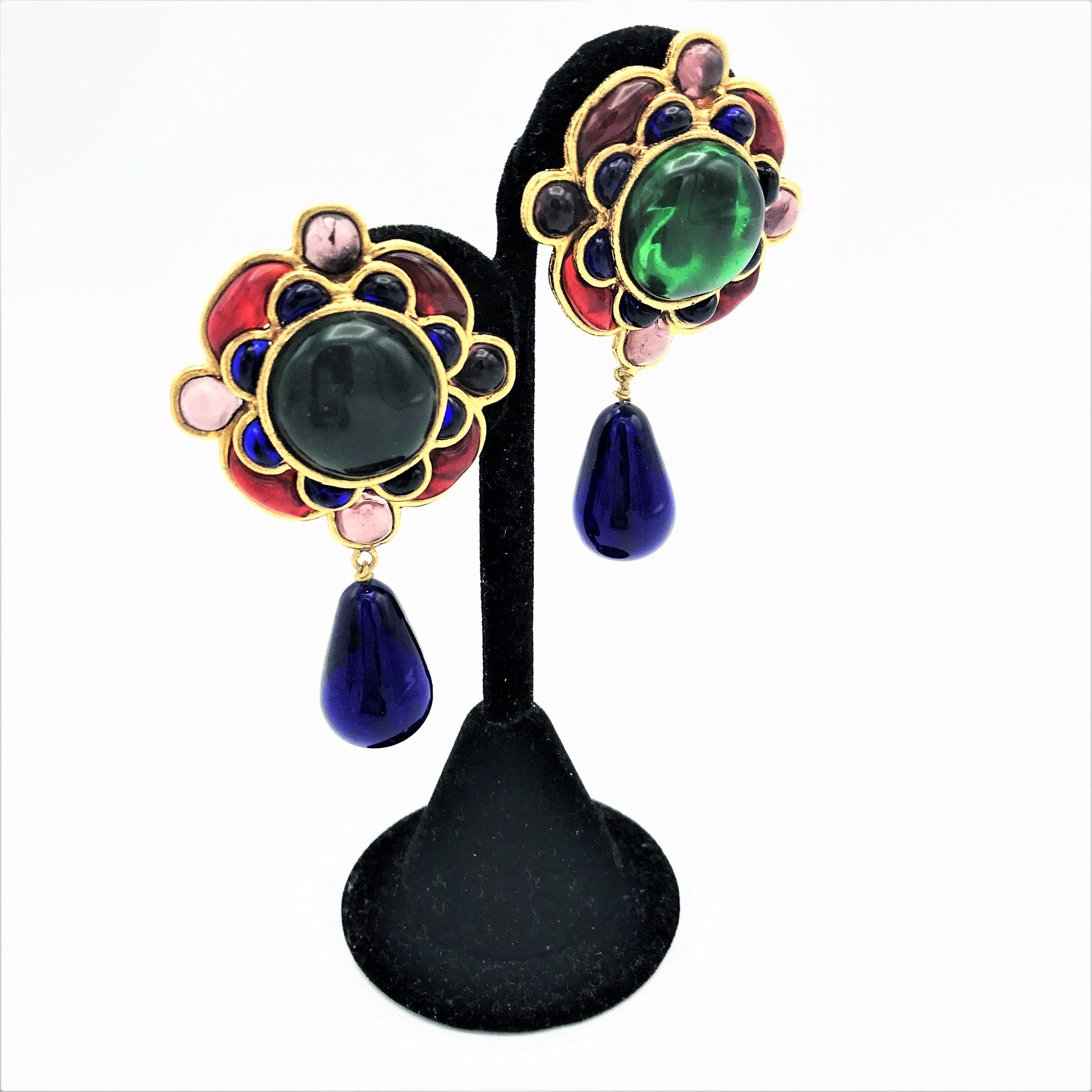Flower clip-on earring in the styl of Chanel gilded metal polychrome glass past  For Sale 2