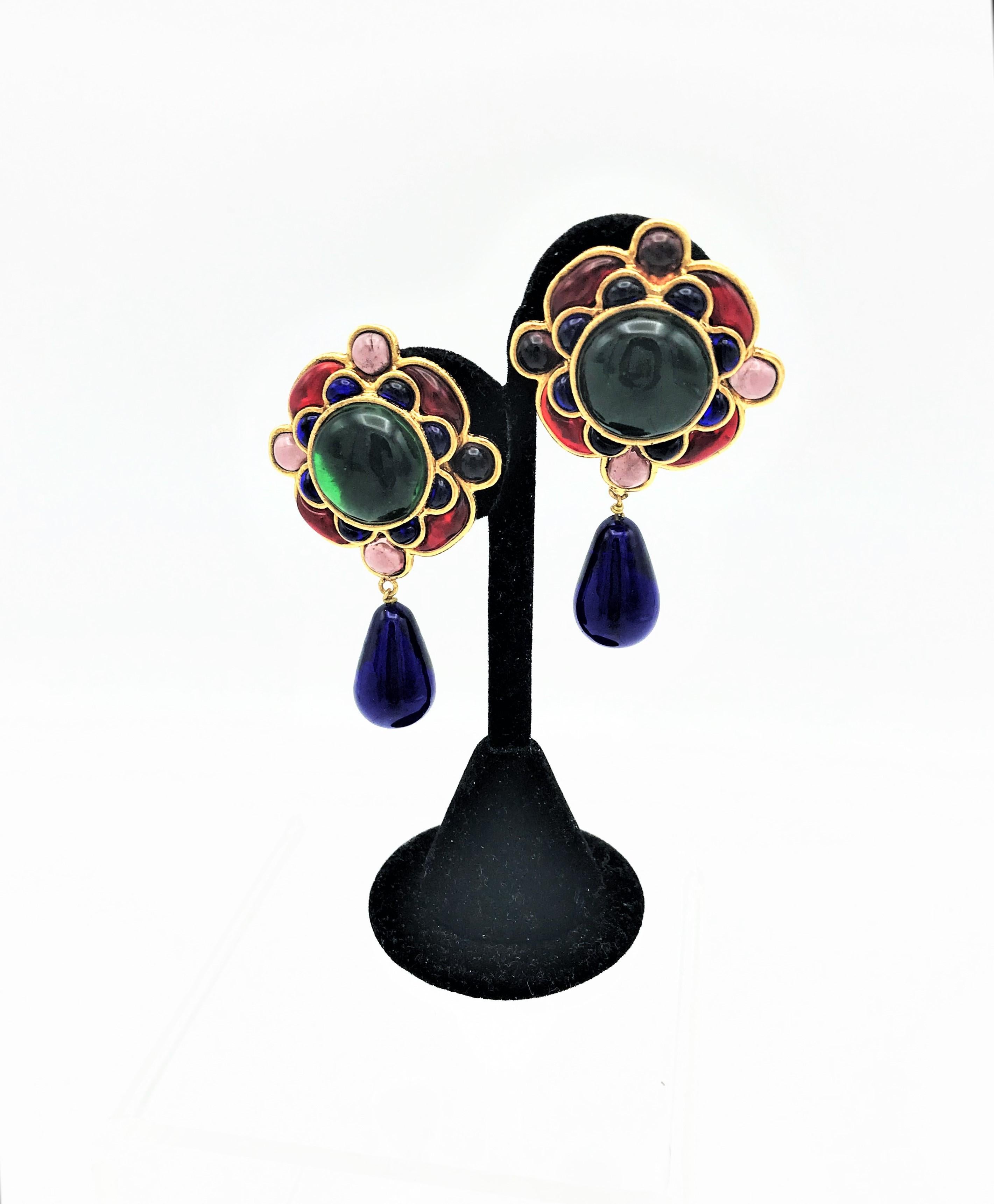 Flower clip-on earring in the styl of Chanel gilded metal polychrome glass past  For Sale 3