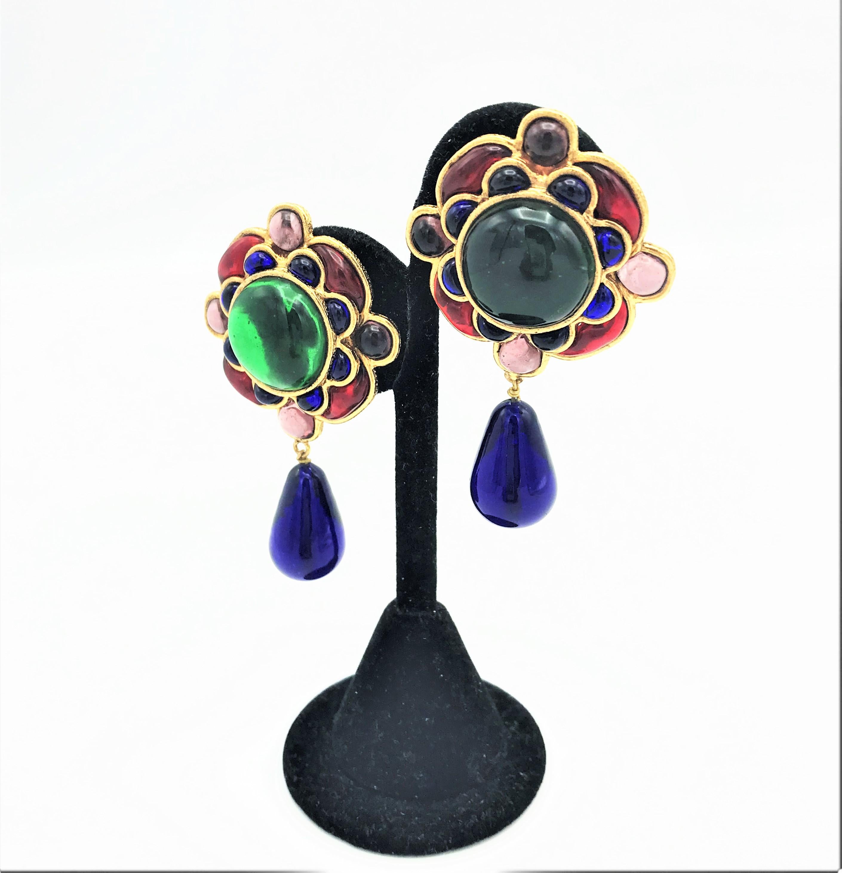 Flower clip-on earring in the styl of Chanel gilded metal polychrome glass past  For Sale 5