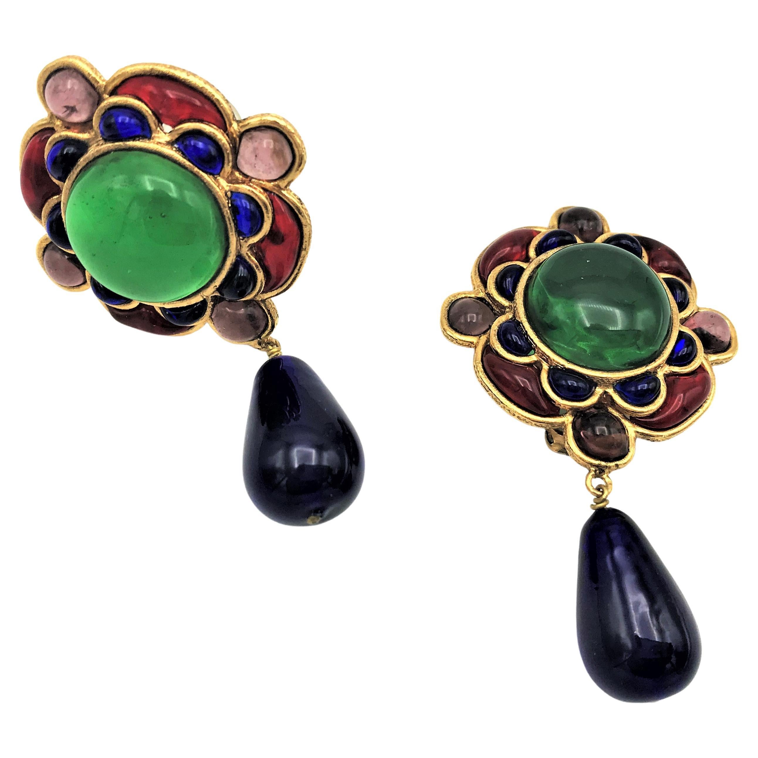 Flower clip-on earring in the styl of Chanel gilded metal polychrome glass past  For Sale