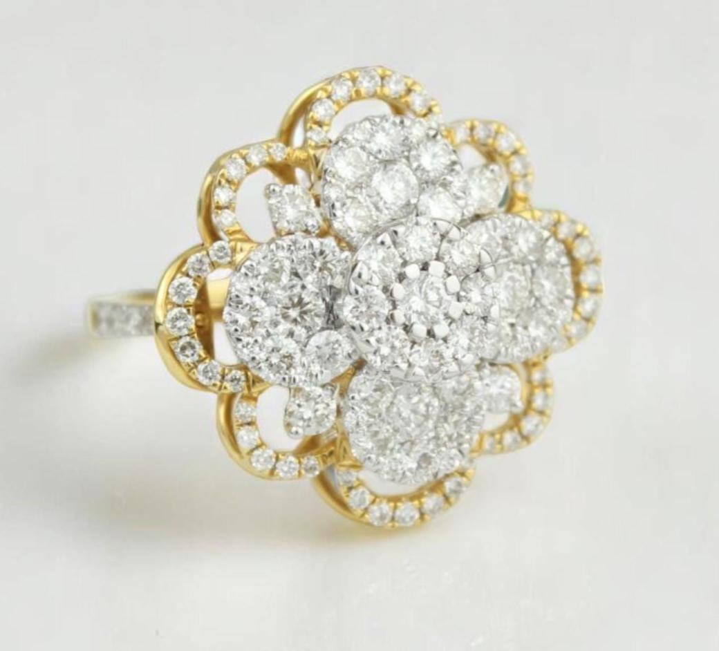 Taglio rotondo Anello con diamanti a fiore in oro massiccio 14K (certificato) in vendita