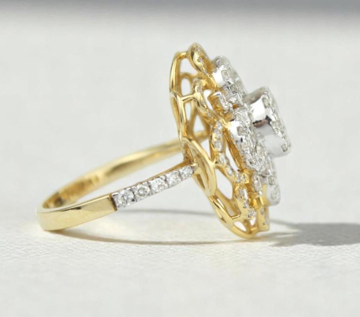 Anello con diamanti a fiore in oro massiccio 14K (certificato) In condizioni Nuovo in vendita a New Delhi, DL