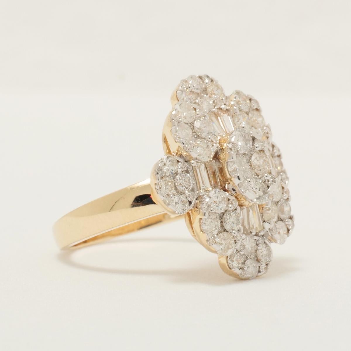 Blumen-Cluster-Diamantring aus 14K Massivgold (zertifiziert) im Zustand „Neu“ im Angebot in New Delhi, DL