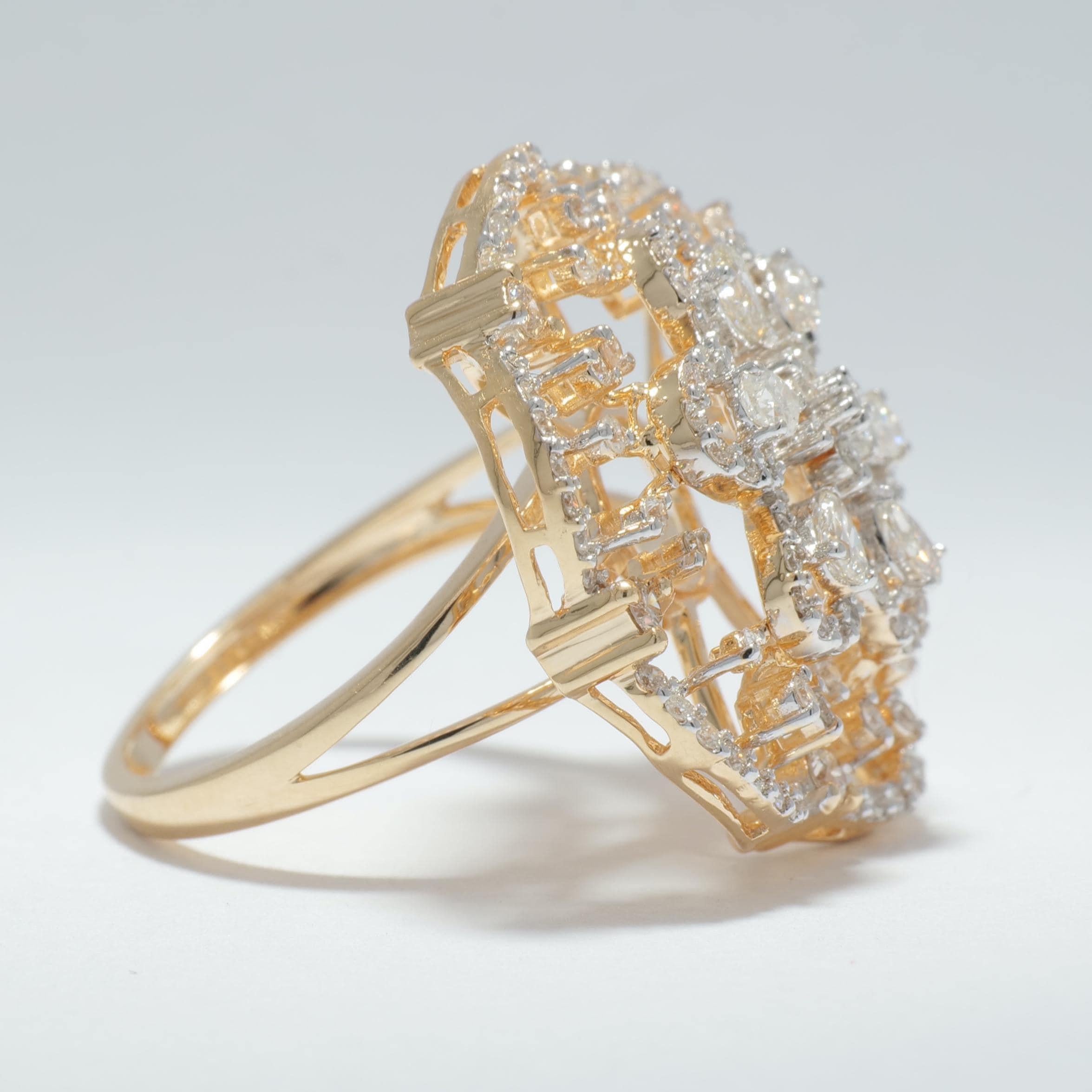 Anillo de diamantes en racimo de flores en oro macizo de 14k (certificado) en Nuevo estado para la venta en New Delhi, DL