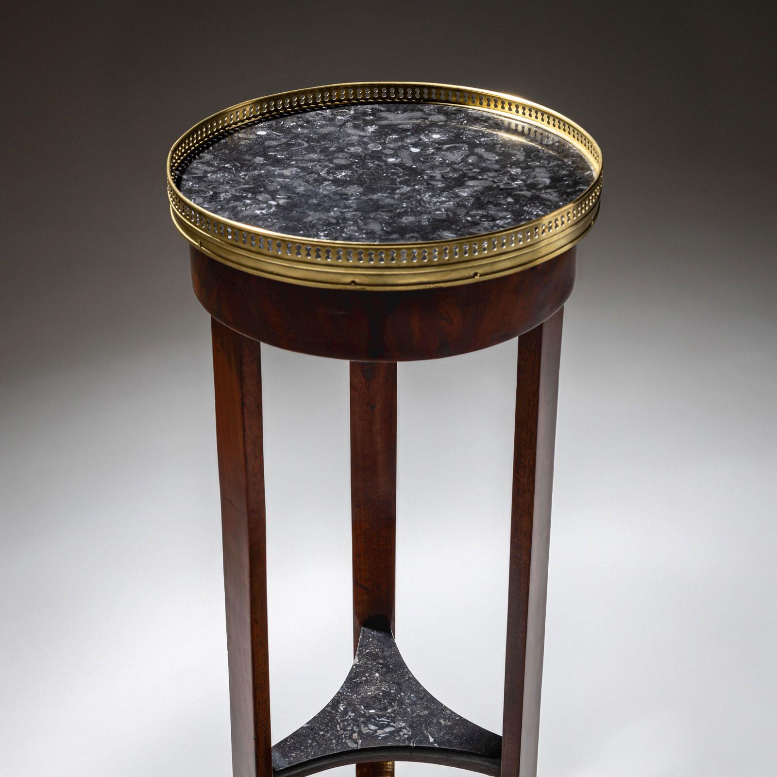 Blumensäule mit grauem Steinabsatz und Blumensäule, 19. Jahrhundert (Messing) im Angebot