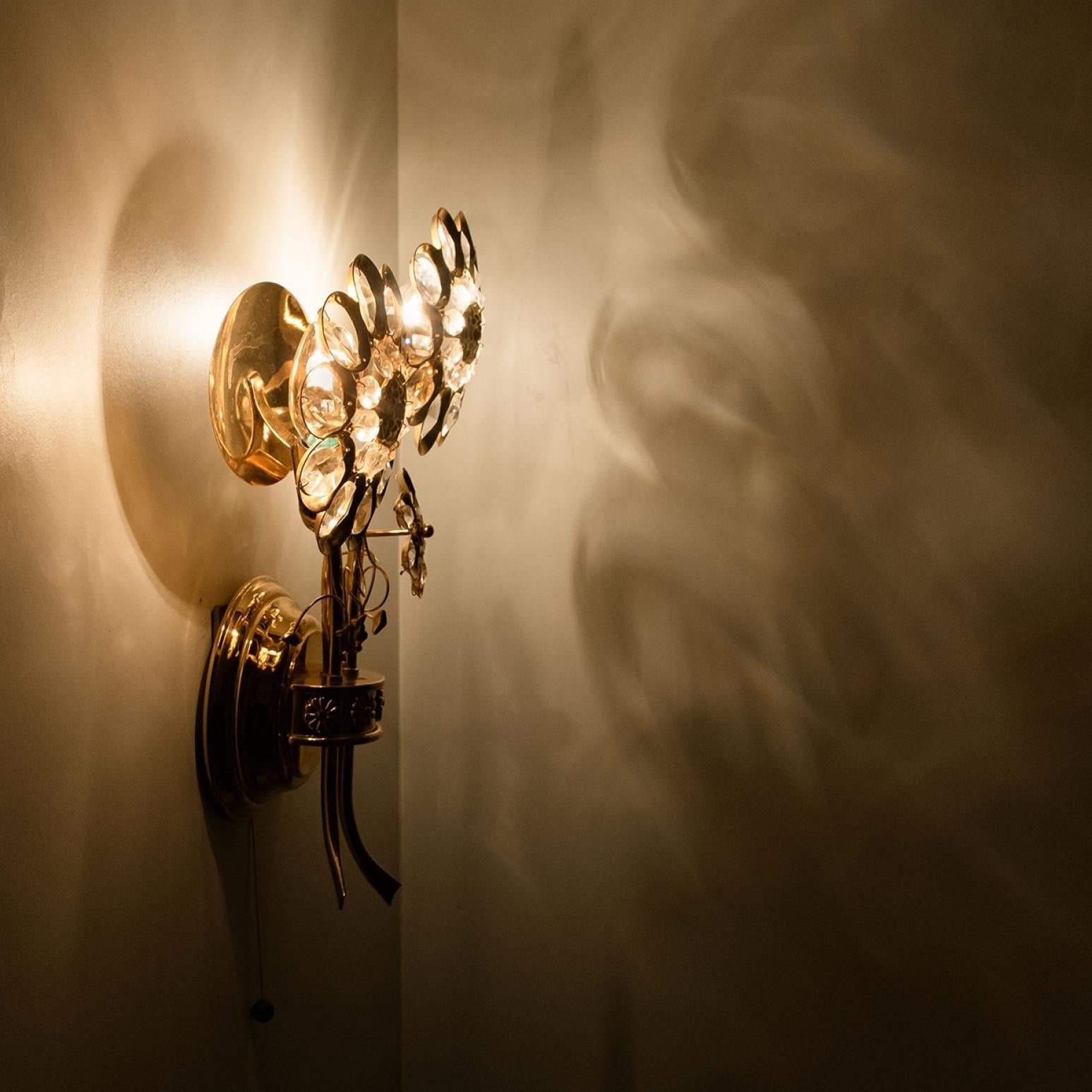 Flower Crystal and Brass Wall Lights or Sconces von Ernst Palme, Deutschland (Gold) im Angebot