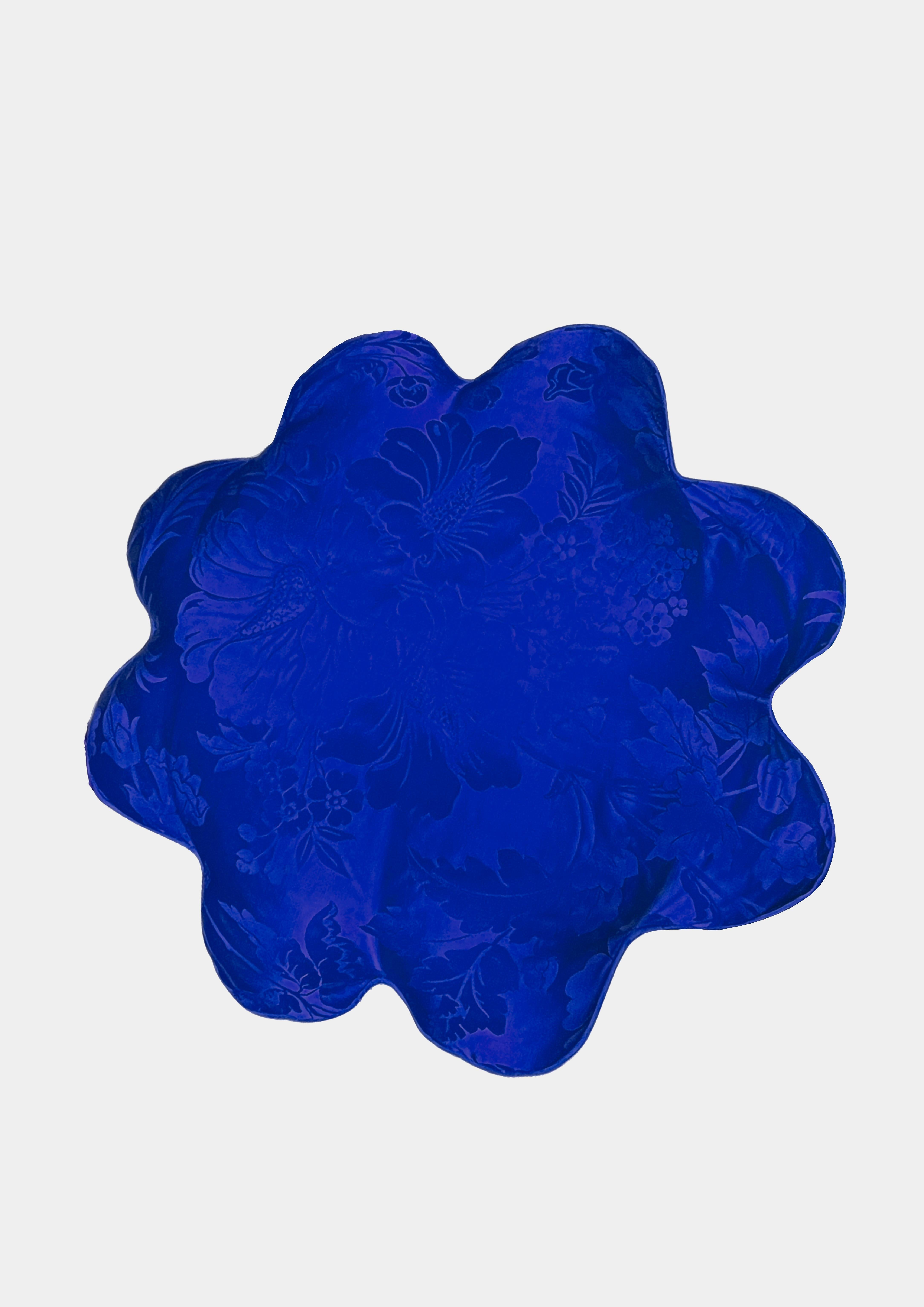 Kissen „Flower“ aus Prelle-Seidenstoff und Gänseblümchenfedern, blau (Französisch) im Angebot