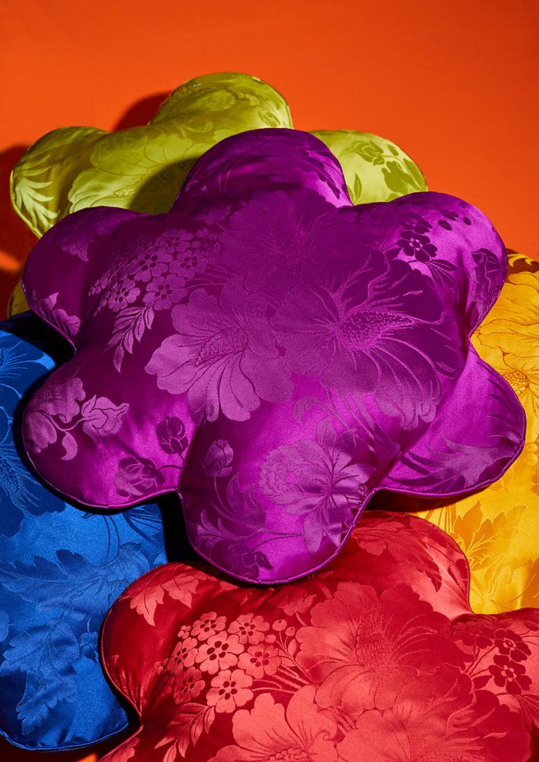 Kissen „Flower“ aus Prelle-Seidenstoff und Gänseblümchenfedern, blau im Zustand „Neu“ im Angebot in PARIS, FR