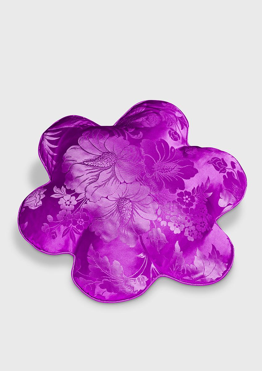 Kissen „Flower“ aus Prelle-Seidenstoff und Gänseblümchenfedern, lila (Französisch) im Angebot