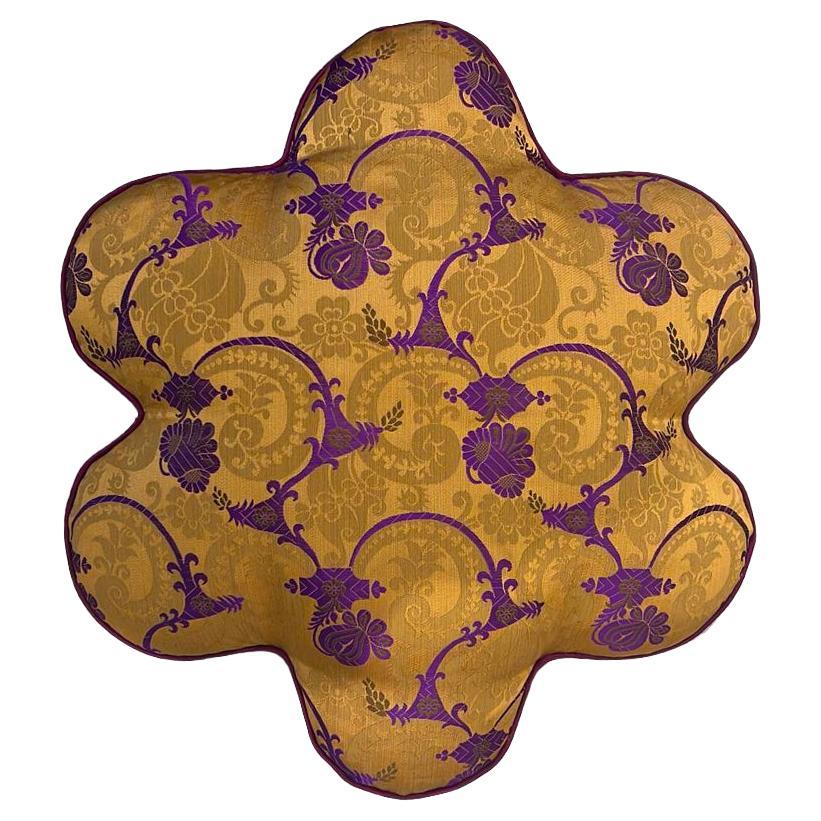 Kissen „Flower“ aus Prelle-Seidenstoff und Gänseblümchenfedern, lila