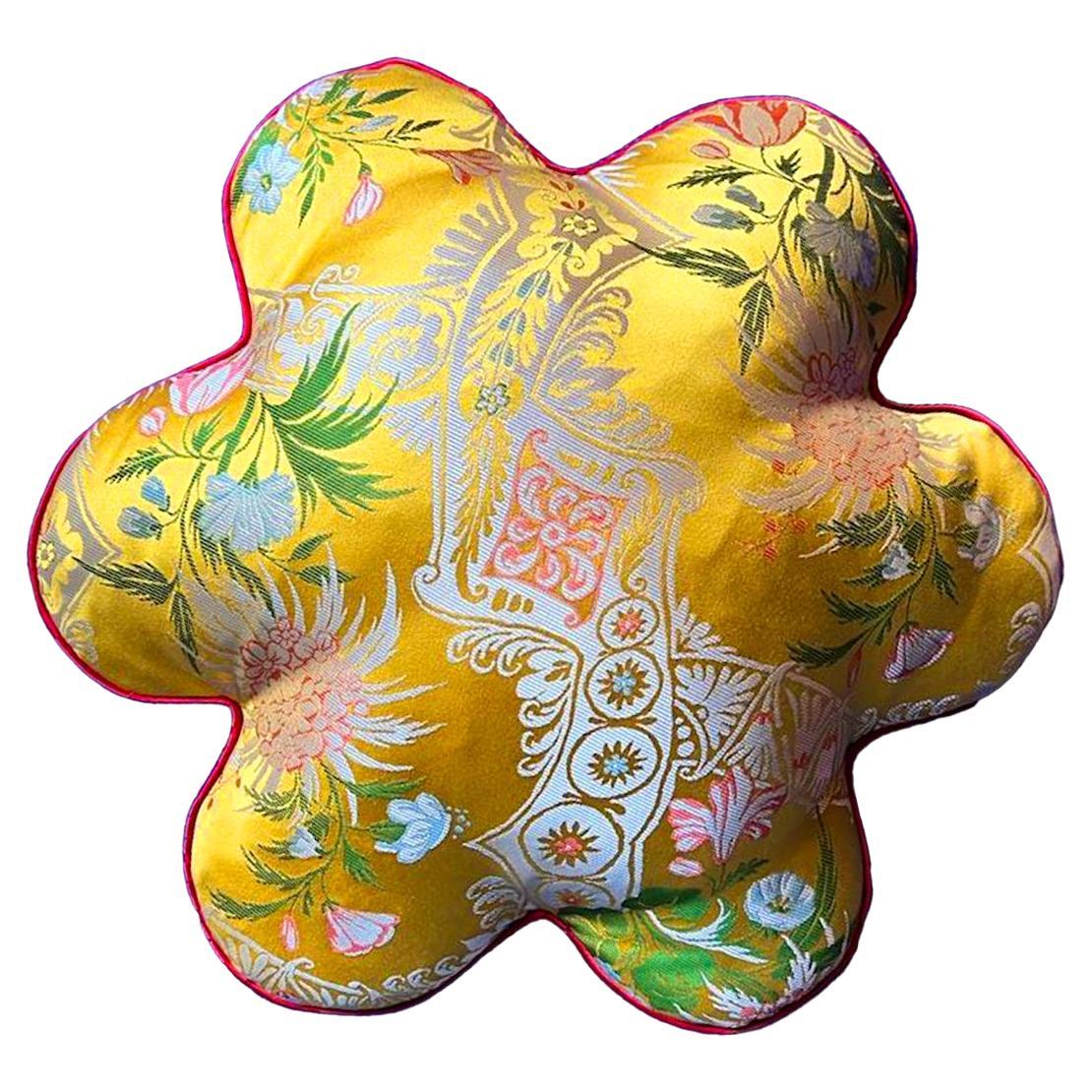 Coussin "Flower" en tissu de soie prélle et plumes d'oie, rouge-jaune en vente