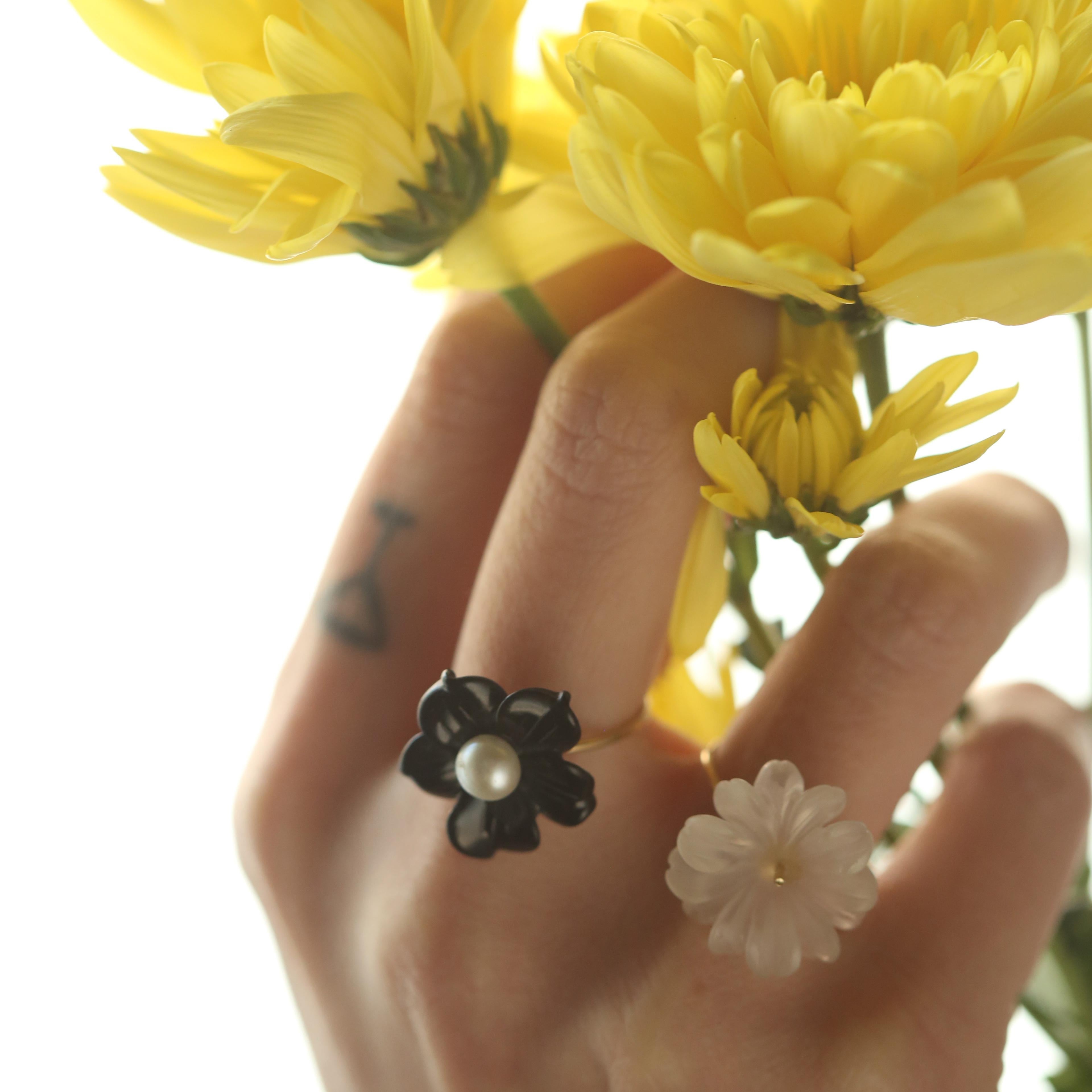 Flower Daisy Rock Crystal Carved 9 Karat Yellow Gold Handmade Italian Ring For Sale 1