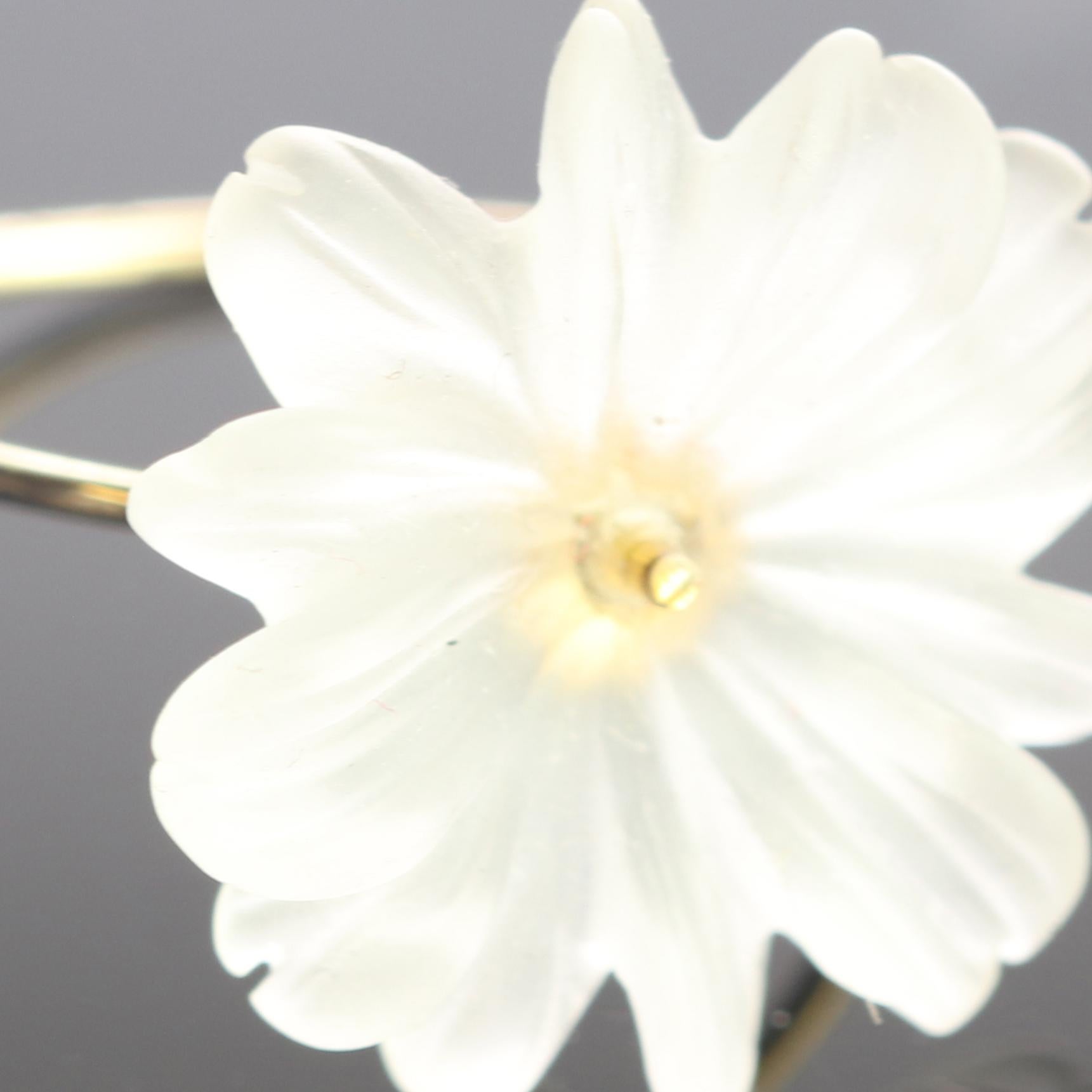 Romantique Bague italienne en forme de marguerite en cristal de roche sculpté et or jaune 9 carats, faite à la main en vente