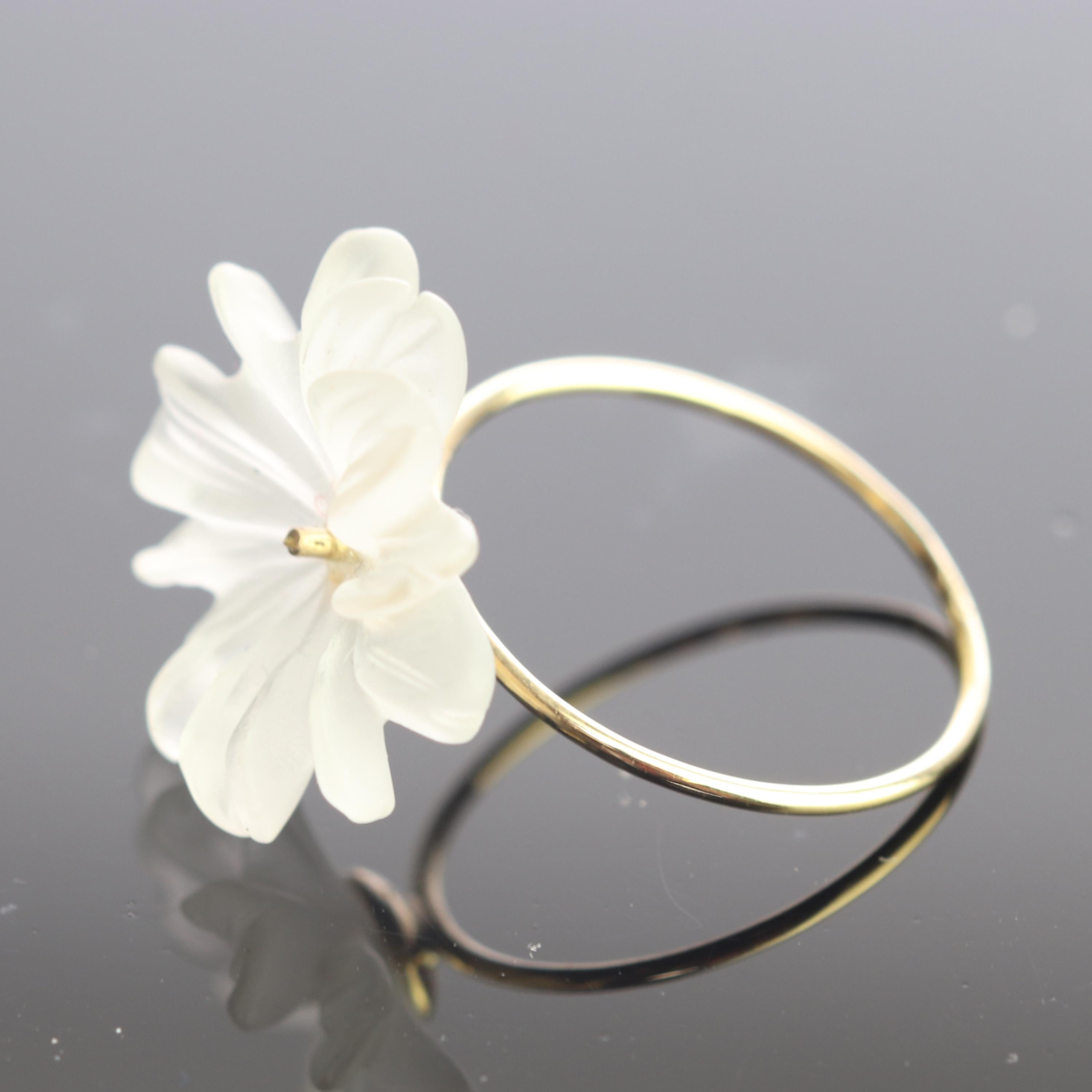 Taille mixte Bague italienne en forme de marguerite en cristal de roche sculpté et or jaune 9 carats, faite à la main en vente