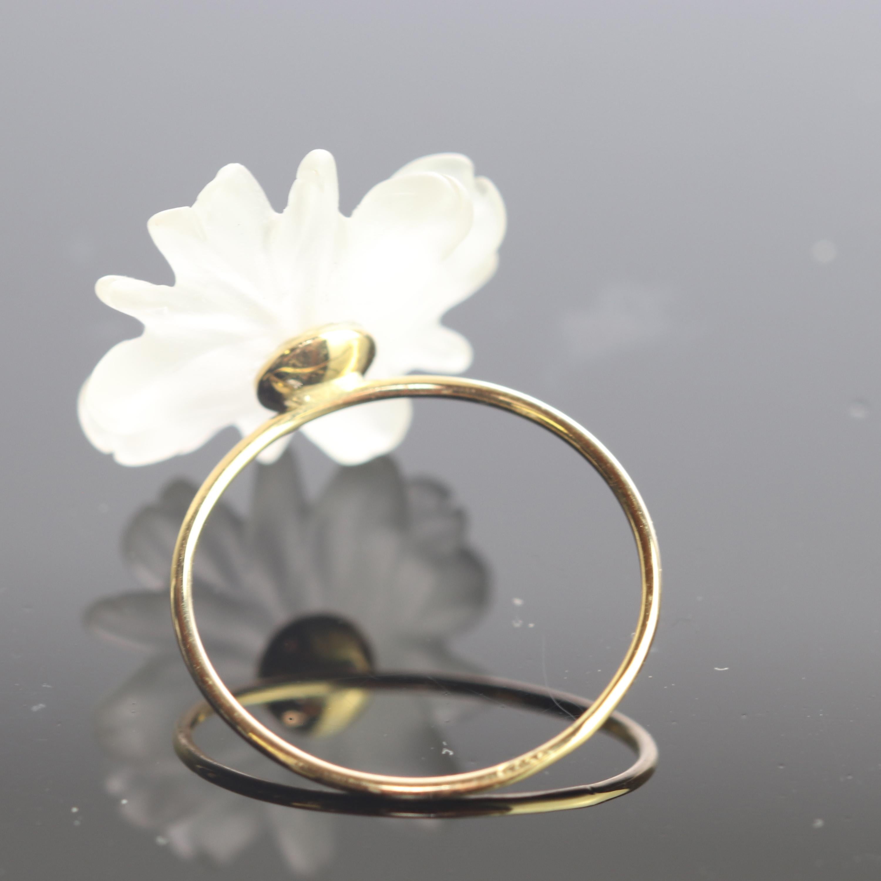 Bague italienne en forme de marguerite en cristal de roche sculpté et or jaune 9 carats, faite à la main Pour femmes en vente