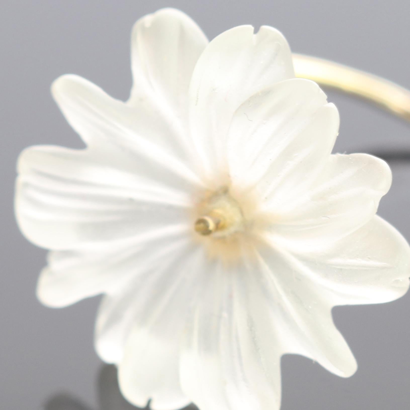 Bague italienne en forme de marguerite en cristal de roche sculpté et or jaune 9 carats, faite à la main en vente 1