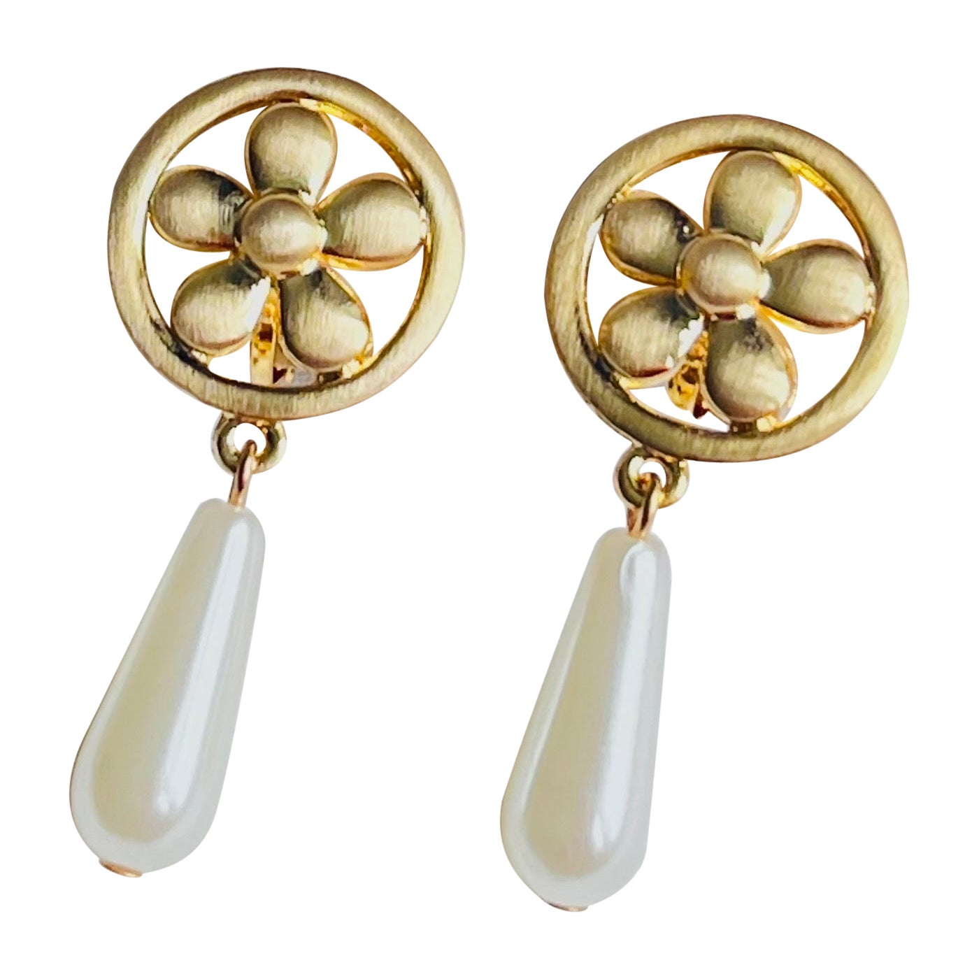 Flower Daisy Round Openwork Long Water Drop White Pearl Clip On Earrings, Gold Tone, Swarovski Element

100% handmade. Excellent gift for lady. High cost and quality.

Material: Faux pearls, Gold plated metal.

Size: 4.5*1.9 cm.

Weight: 5 g/each.
_