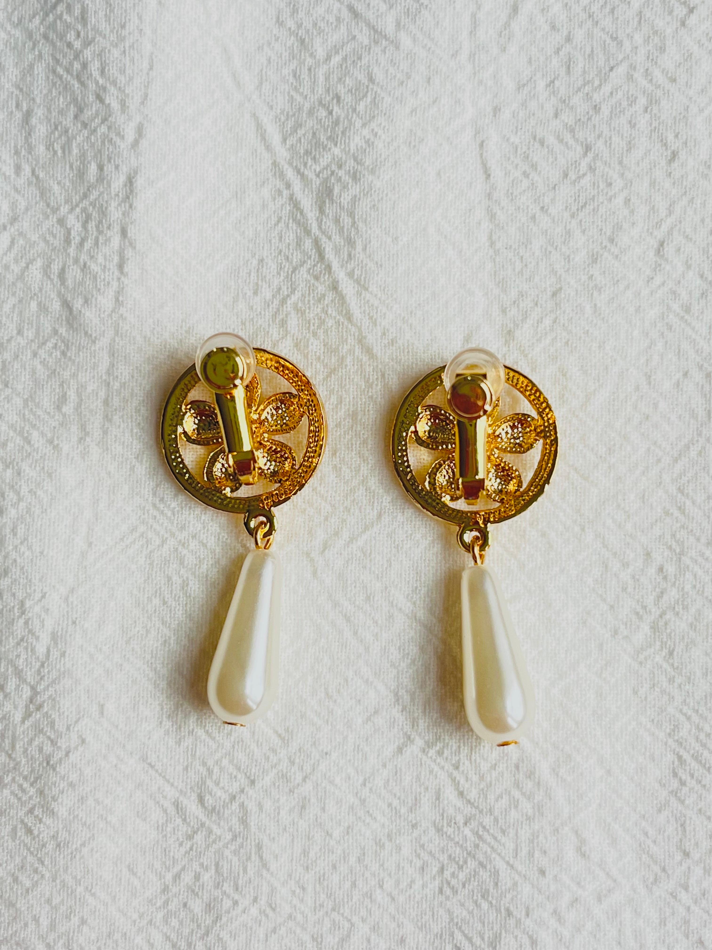 Runde durchbrochene lange Wassertropfen-Ohrclips mit weißer Perle und weißer Perle in Blumenform, Gänseblümchen im Angebot 3