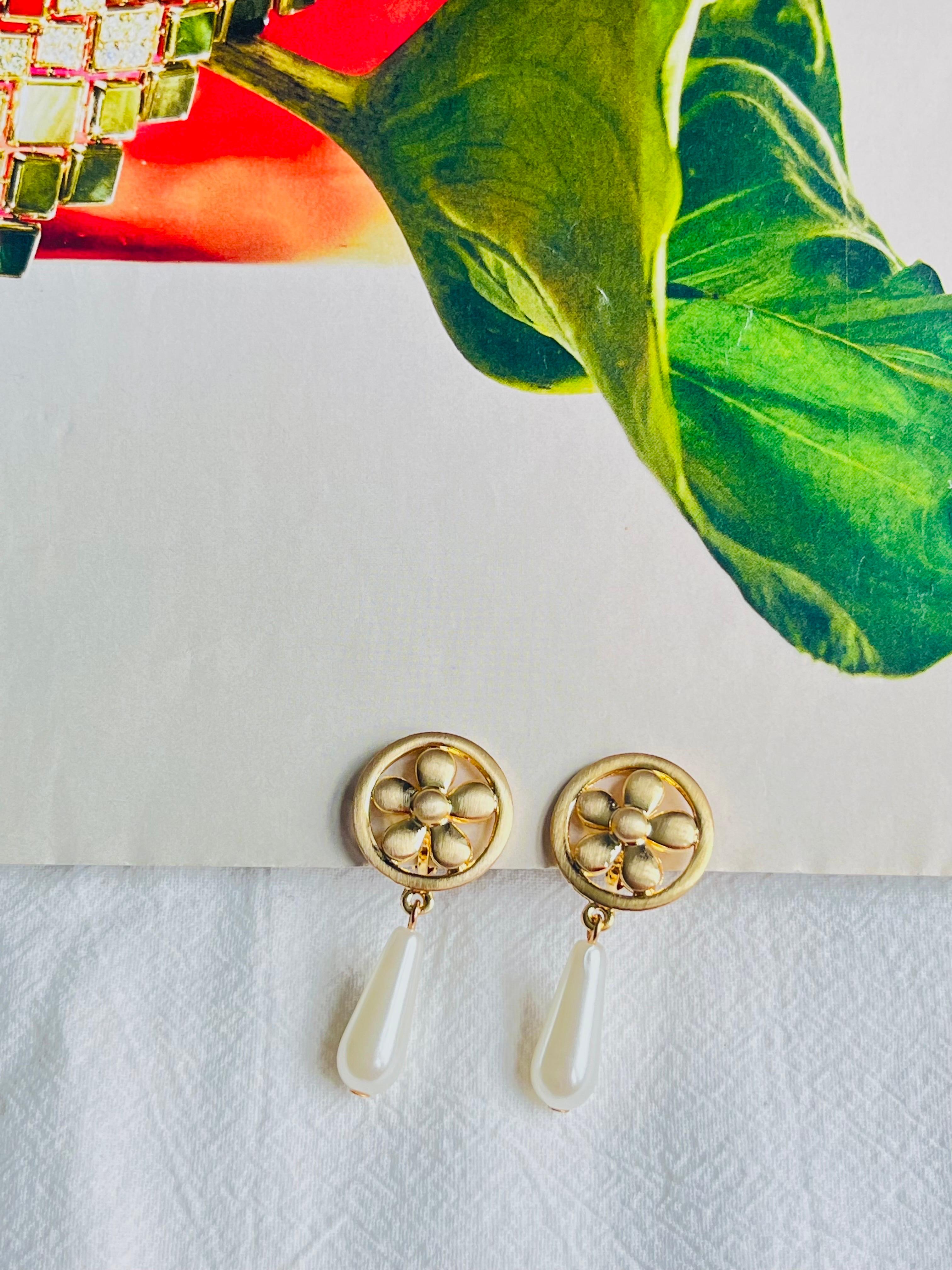Art Nouveau Flower Daisy Round Openwork Long Water Drop White Pearl Gold Pierced Earrings For Sale