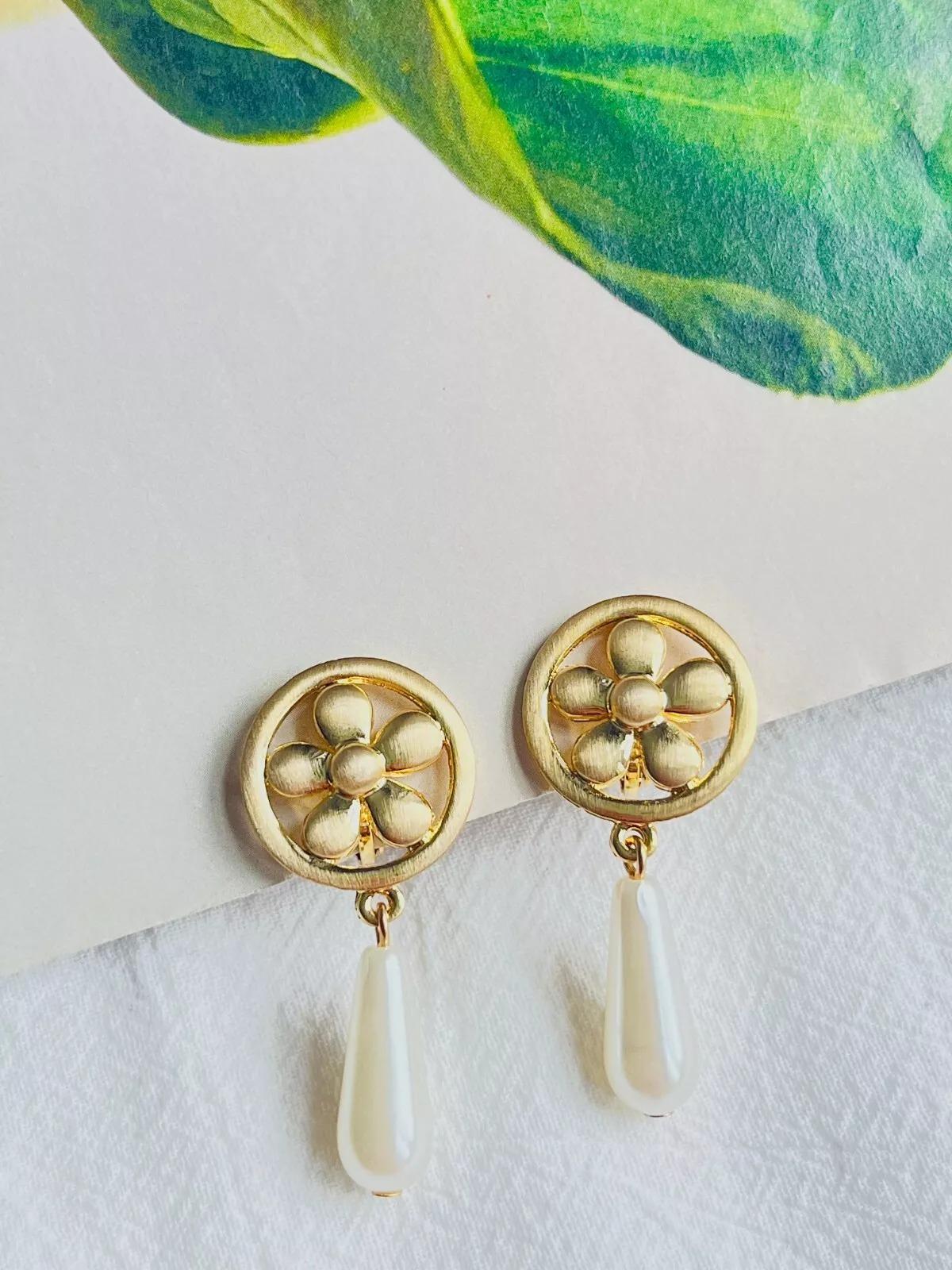 Art déco Boucles d'Oreilles Fleur Daisy Rondes Ajourées Longues Gouttes d'Eau Perles Blanches Or Piercees en vente